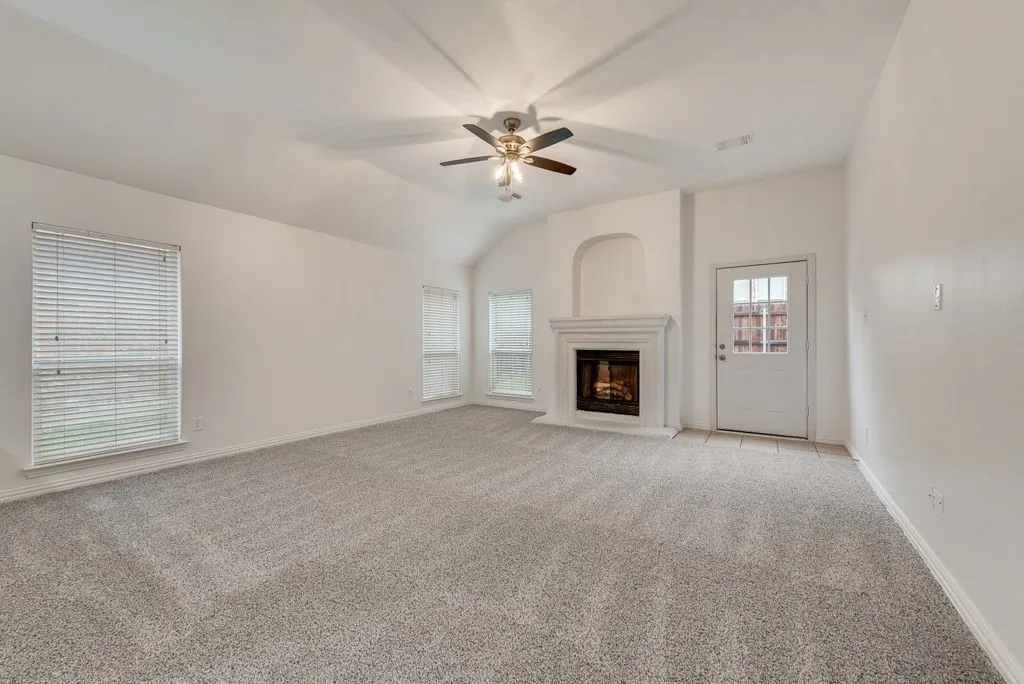 Single Family Residence For Rent in Tarrant County , 10441 Stoneside Trail, Fort Worth, Texas 76244, 3 Bedroom, 2 Bathroom, Garage spaces, 2,435 Sqft, built in 2002, mls#21359979, Real Estate Agent in Fort Worth, Homes For Rent in Tarrant county, Homes For Rent in Fort Worth, Realtor in Fort Worth Texas, Real Estate Brokerage Independent Realty Texas, Luminita Cordes Realtor