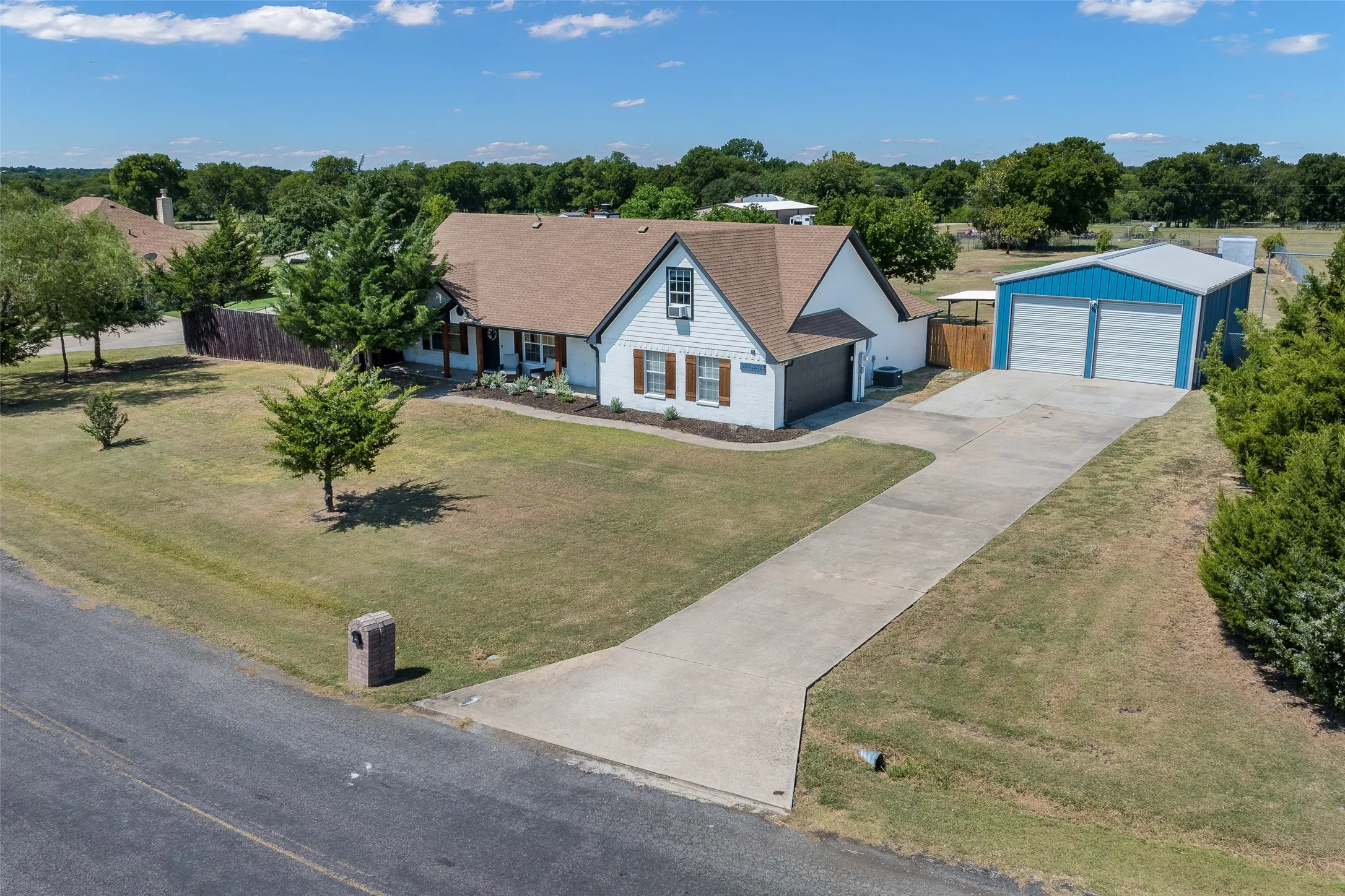 Single Family Residence For Sale in Collin County , 6560 Meadow Ridge Circle, Nevada, Texas 75173, 3 Bedroom, 2 Bathroom, 6 Garage spaces, 2,008 Sqft, built in 2003, mls#21358078, Real Estate Agent in Nevada, Homes For Sale in Collin county, Homes For Sale in Nevada, Realtor in Nevada Texas, Real Estate Brokerage Independent Realty Texas, Luminita Cordes Realtor
