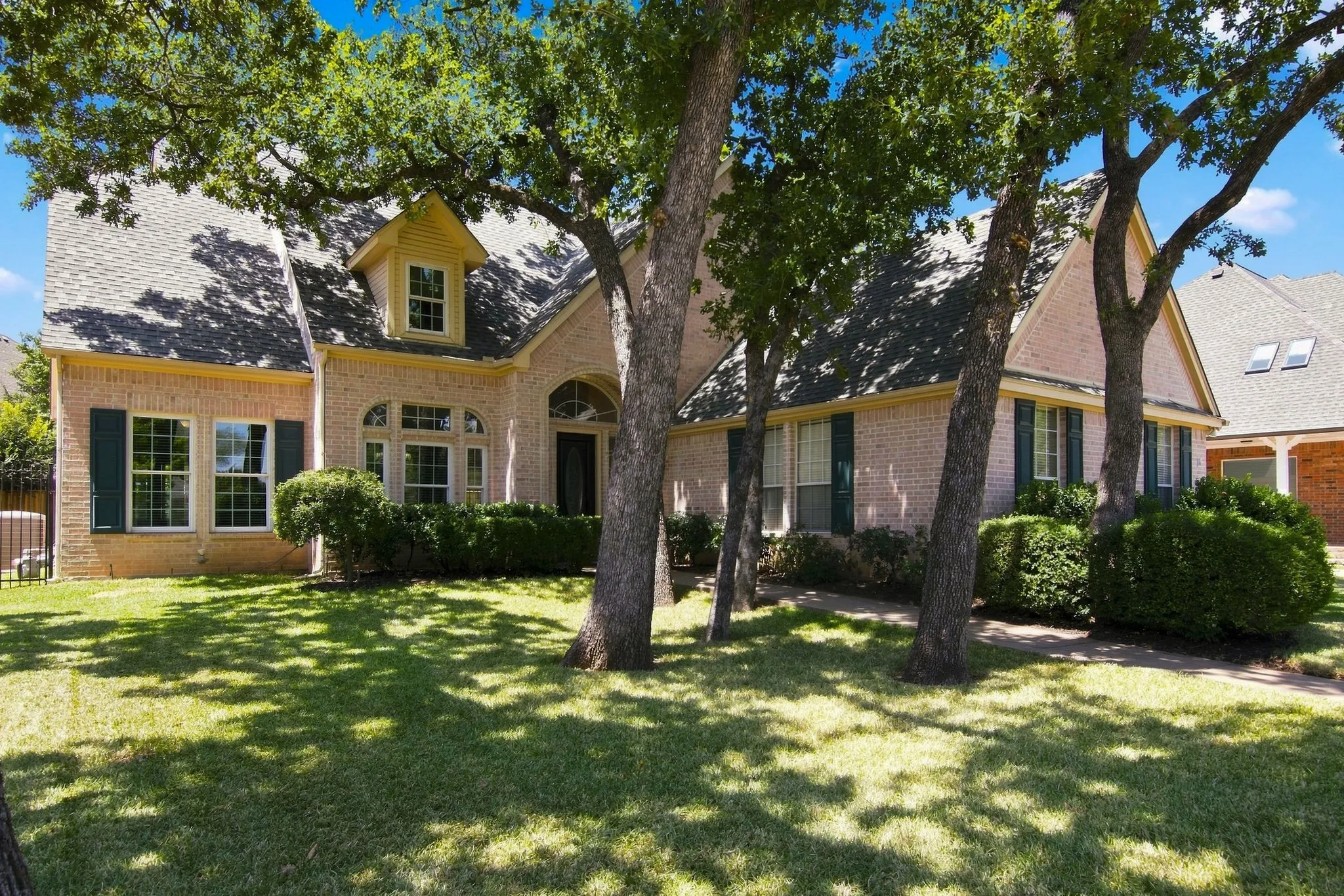 Single Family Residence For Sale in Tarrant County , 8321 Brandonwood Drive, North Richland Hills, Texas 76182, 4 Bedroom, 4 Bathroom, 3 Garage spaces, 3,303 Sqft, built in 1999, mls#21356100, Real Estate Agent in North Richland Hills, Homes For Sale in Tarrant county, Homes For Sale in North Richland Hills, Realtor in North Richland Hills Texas, Real Estate Brokerage Independent Realty Texas, Luminita Cordes Realtor