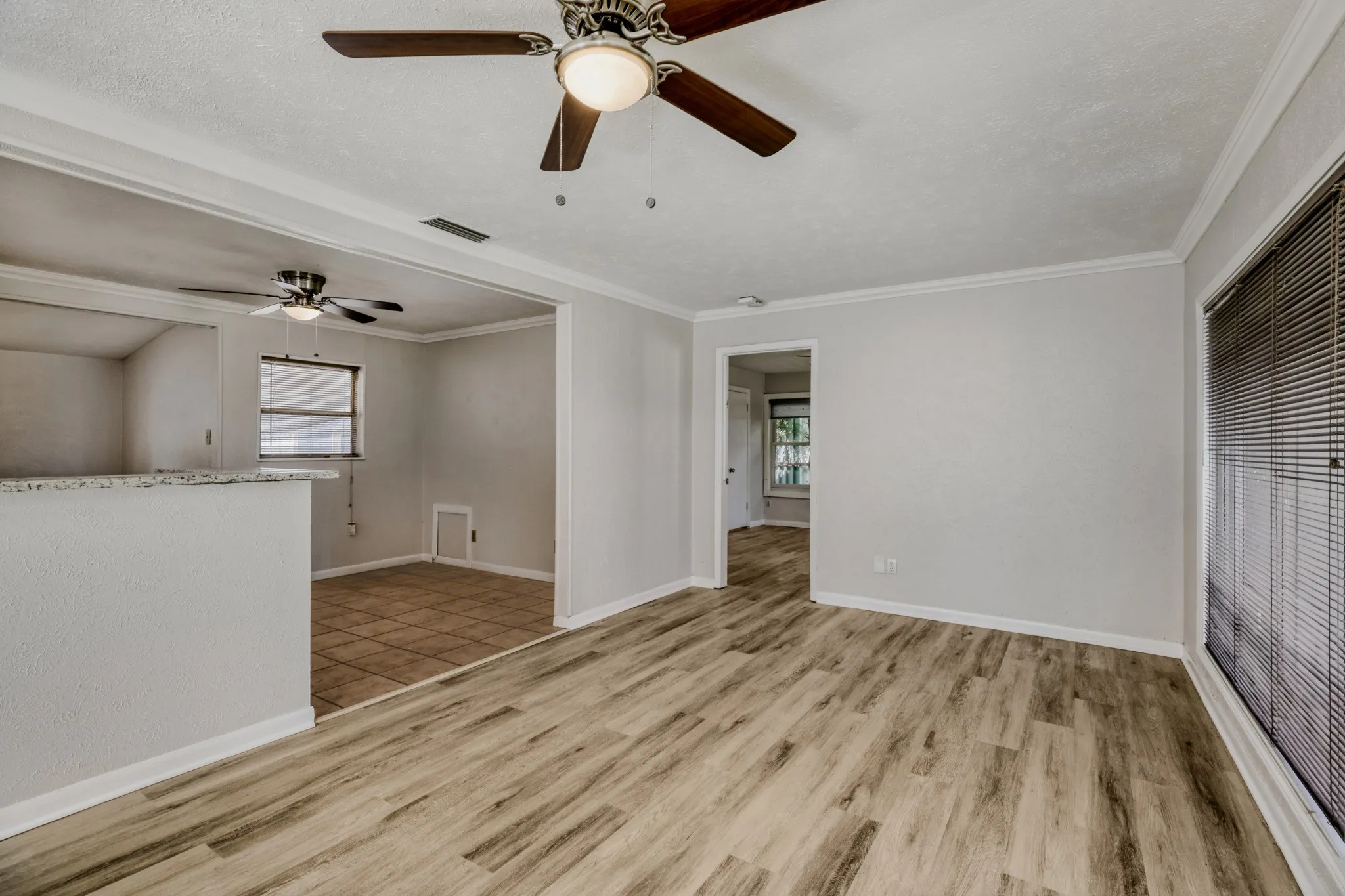 Single Family Residence For Sale in Dallas County , 1017 Hoke Smith Drive, Dallas, Texas 75224, 3 Bedroom, 2 Bathroom, Garage spaces, 1,425 Sqft, built in 1952, mls#21345275, Real Estate Agent in Dallas, Homes For Sale in Dallas county, Homes For Sale in Dallas, Realtor in Dallas Texas, Real Estate Brokerage Independent Realty Texas, Luminita Cordes Realtor