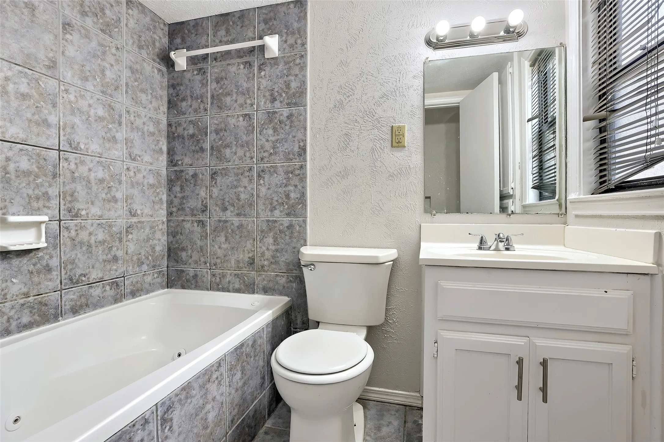 Single Family Residence For Sale in Dallas County , 1017 Hoke Smith Drive, Dallas, Texas 75224, 3 Bedroom, 2 Bathroom, Garage spaces, 1,425 Sqft, built in 1952, mls#21345275, Real Estate Agent in Dallas, Homes For Sale in Dallas county, Homes For Sale in Dallas, Realtor in Dallas Texas, Real Estate Brokerage Independent Realty Texas, Luminita Cordes Realtor