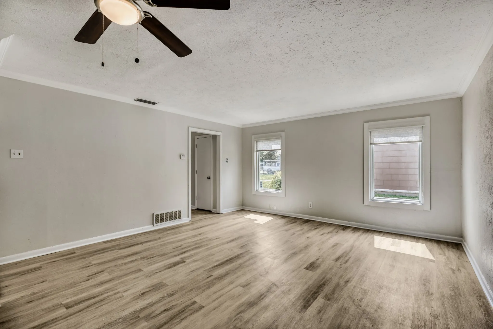 Single Family Residence For Sale in Dallas County , 1017 Hoke Smith Drive, Dallas, Texas 75224, 3 Bedroom, 2 Bathroom, Garage spaces, 1,425 Sqft, built in 1952, mls#21345275, Real Estate Agent in Dallas, Homes For Sale in Dallas county, Homes For Sale in Dallas, Realtor in Dallas Texas, Real Estate Brokerage Independent Realty Texas, Luminita Cordes Realtor