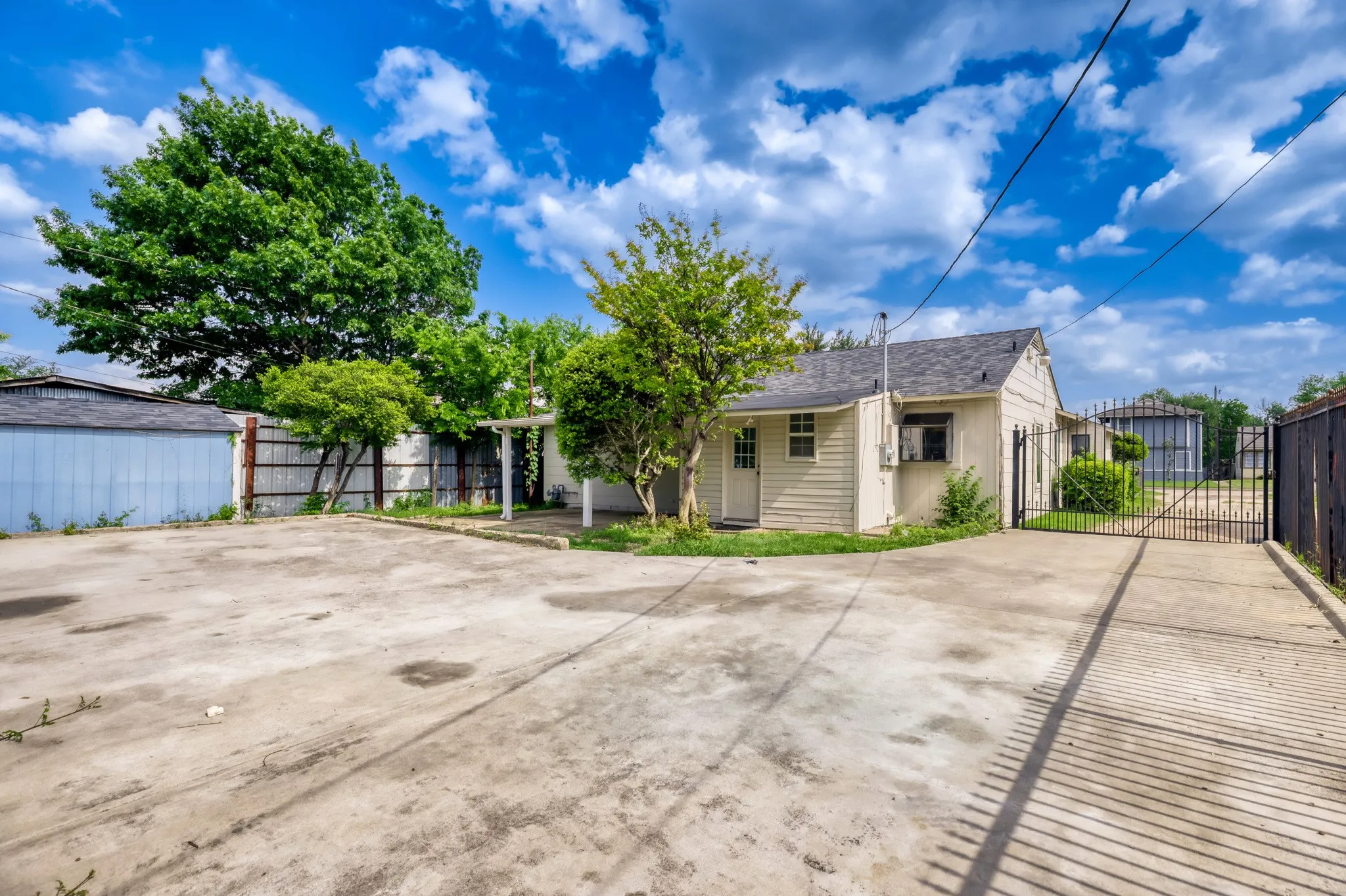 Single Family Residence For Sale in Dallas County , 1017 Hoke Smith Drive, Dallas, Texas 75224, 3 Bedroom, 2 Bathroom, Garage spaces, 1,425 Sqft, built in 1952, mls#21345275, Real Estate Agent in Dallas, Homes For Sale in Dallas county, Homes For Sale in Dallas, Realtor in Dallas Texas, Real Estate Brokerage Independent Realty Texas, Luminita Cordes Realtor