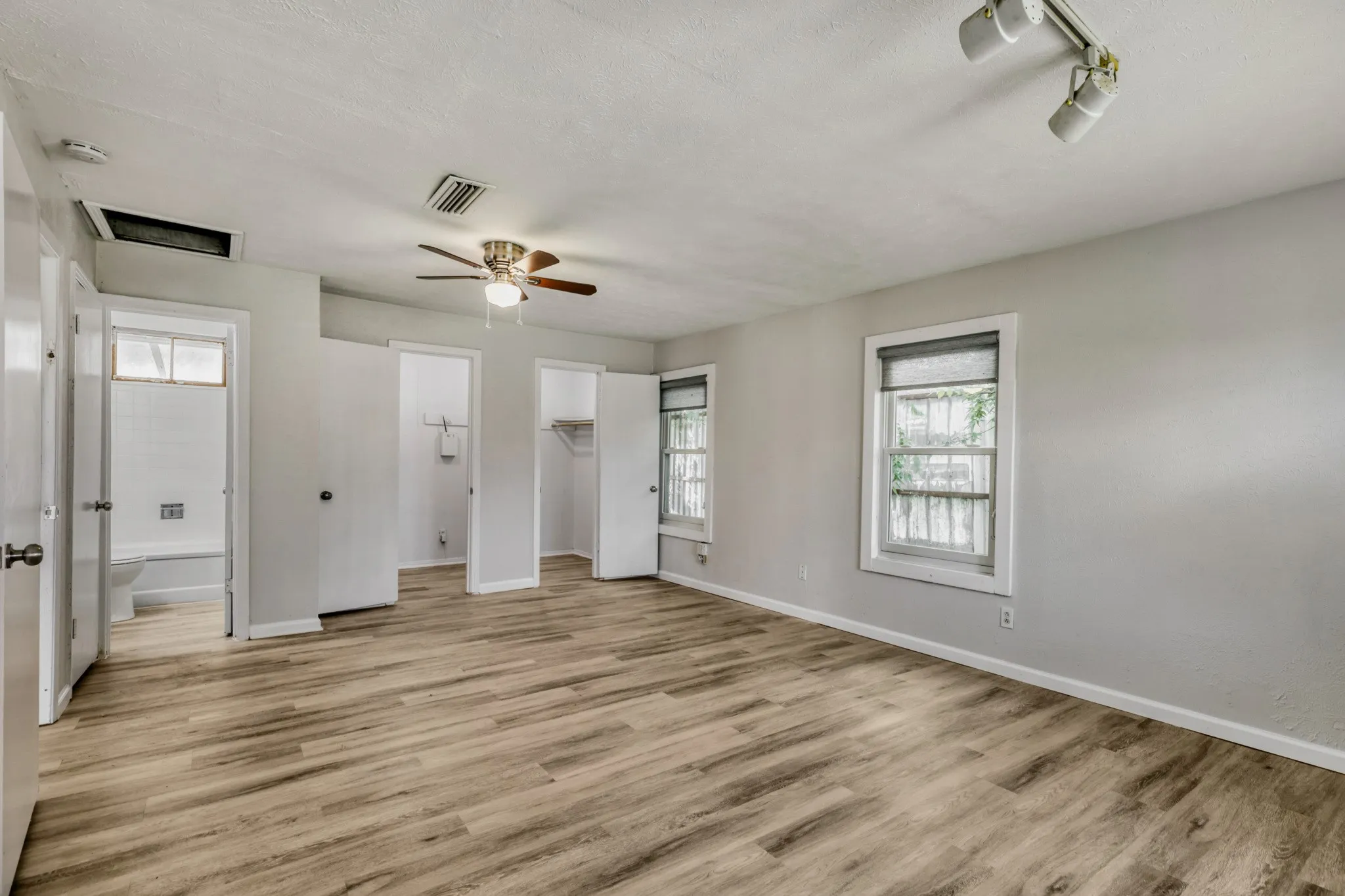 Single Family Residence For Sale in Dallas County , 1017 Hoke Smith Drive, Dallas, Texas 75224, 3 Bedroom, 2 Bathroom, Garage spaces, 1,425 Sqft, built in 1952, mls#21345275, Real Estate Agent in Dallas, Homes For Sale in Dallas county, Homes For Sale in Dallas, Realtor in Dallas Texas, Real Estate Brokerage Independent Realty Texas, Luminita Cordes Realtor