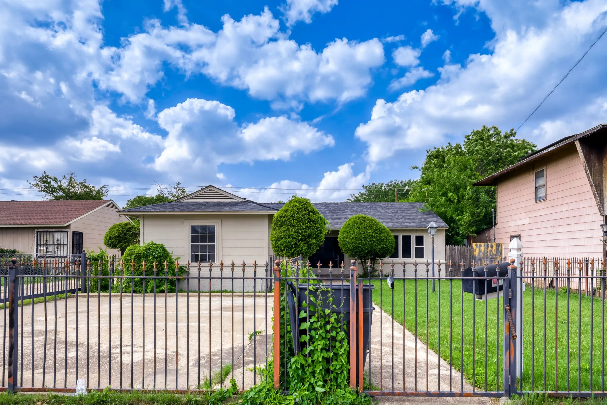 Single Family Residence For Sale in Dallas County , 1017 Hoke Smith Drive, Dallas, Texas 75224, 3 Bedroom, 2 Bathroom, Garage spaces, 1,425 Sqft, built in 1952, mls#21345275, Real Estate Agent in Dallas, Homes For Sale in Dallas county, Homes For Sale in Dallas, Realtor in Dallas Texas, Real Estate Brokerage Independent Realty Texas, Luminita Cordes Realtor