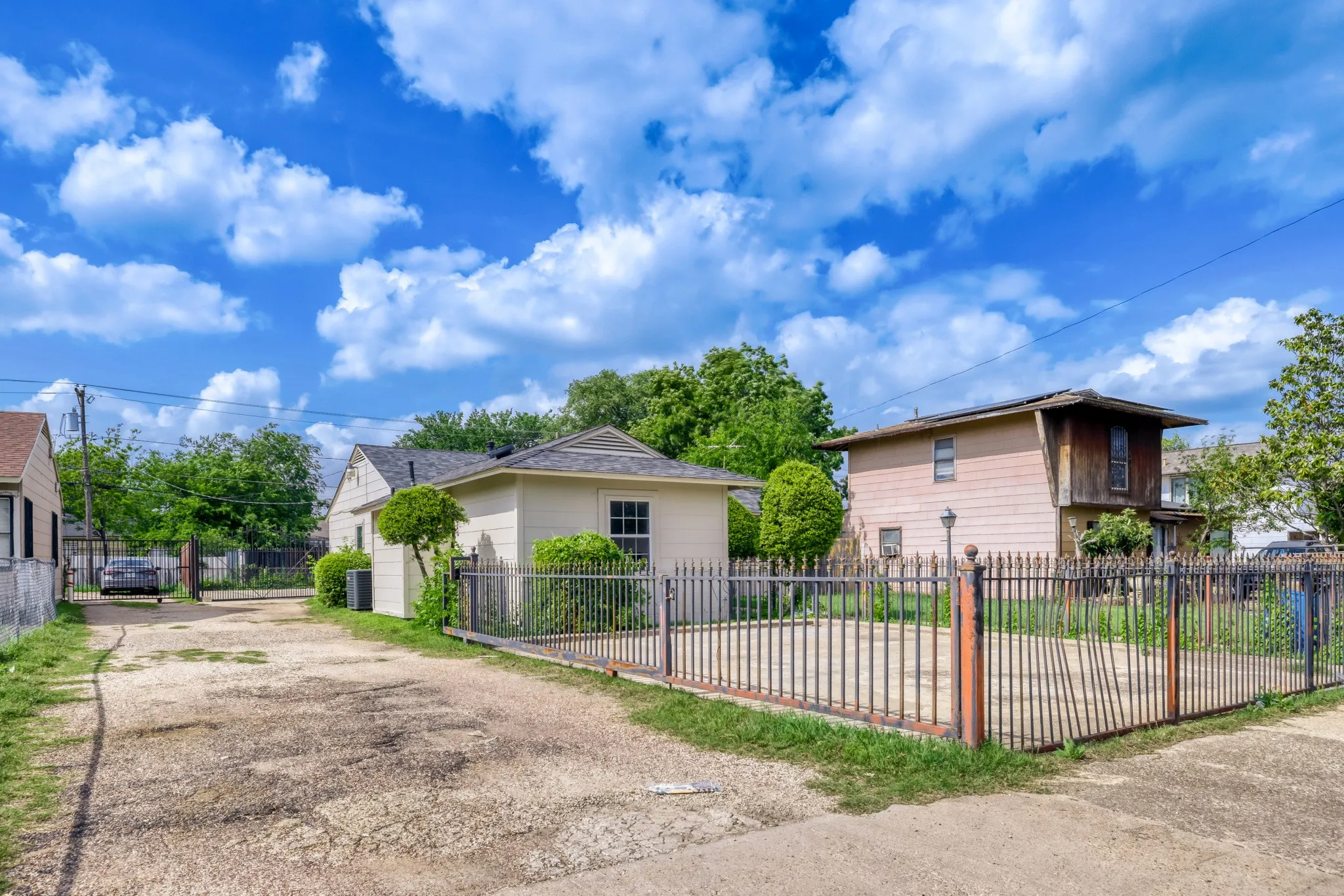 Single Family Residence For Sale in Dallas County , 1017 Hoke Smith Drive, Dallas, Texas 75224, 3 Bedroom, 2 Bathroom, Garage spaces, 1,425 Sqft, built in 1952, mls#21345275, Real Estate Agent in Dallas, Homes For Sale in Dallas county, Homes For Sale in Dallas, Realtor in Dallas Texas, Real Estate Brokerage Independent Realty Texas, Luminita Cordes Realtor