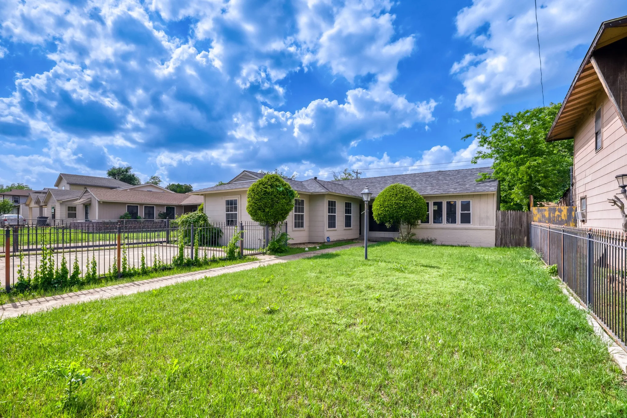 Single Family Residence For Sale in Dallas County , 1017 Hoke Smith Drive, Dallas, Texas 75224, 3 Bedroom, 2 Bathroom, Garage spaces, 1,425 Sqft, built in 1952, mls#21345275, Real Estate Agent in Dallas, Homes For Sale in Dallas county, Homes For Sale in Dallas, Realtor in Dallas Texas, Real Estate Brokerage Independent Realty Texas, Luminita Cordes Realtor