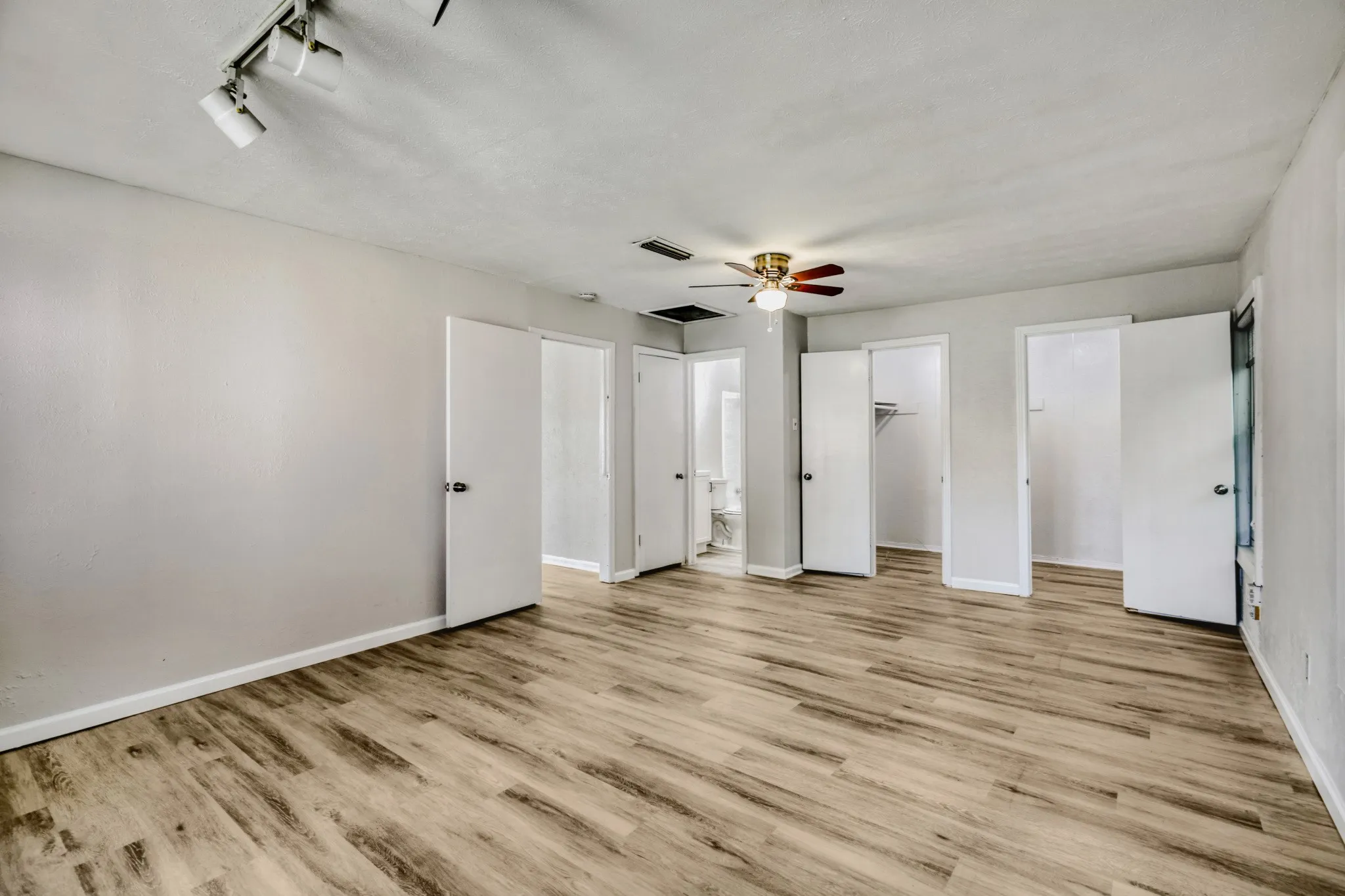 Single Family Residence For Sale in Dallas County , 1017 Hoke Smith Drive, Dallas, Texas 75224, 3 Bedroom, 2 Bathroom, Garage spaces, 1,425 Sqft, built in 1952, mls#21345275, Real Estate Agent in Dallas, Homes For Sale in Dallas county, Homes For Sale in Dallas, Realtor in Dallas Texas, Real Estate Brokerage Independent Realty Texas, Luminita Cordes Realtor