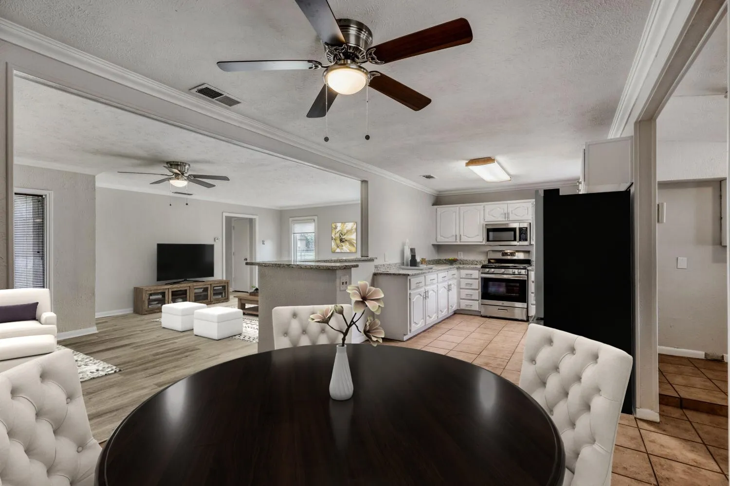 Single Family Residence For Sale in Dallas County , 1017 Hoke Smith Drive, Dallas, Texas 75224, 3 Bedroom, 2 Bathroom, Garage spaces, 1,425 Sqft, built in 1952, mls#21345275, Real Estate Agent in Dallas, Homes For Sale in Dallas county, Homes For Sale in Dallas, Realtor in Dallas Texas, Real Estate Brokerage Independent Realty Texas, Luminita Cordes Realtor