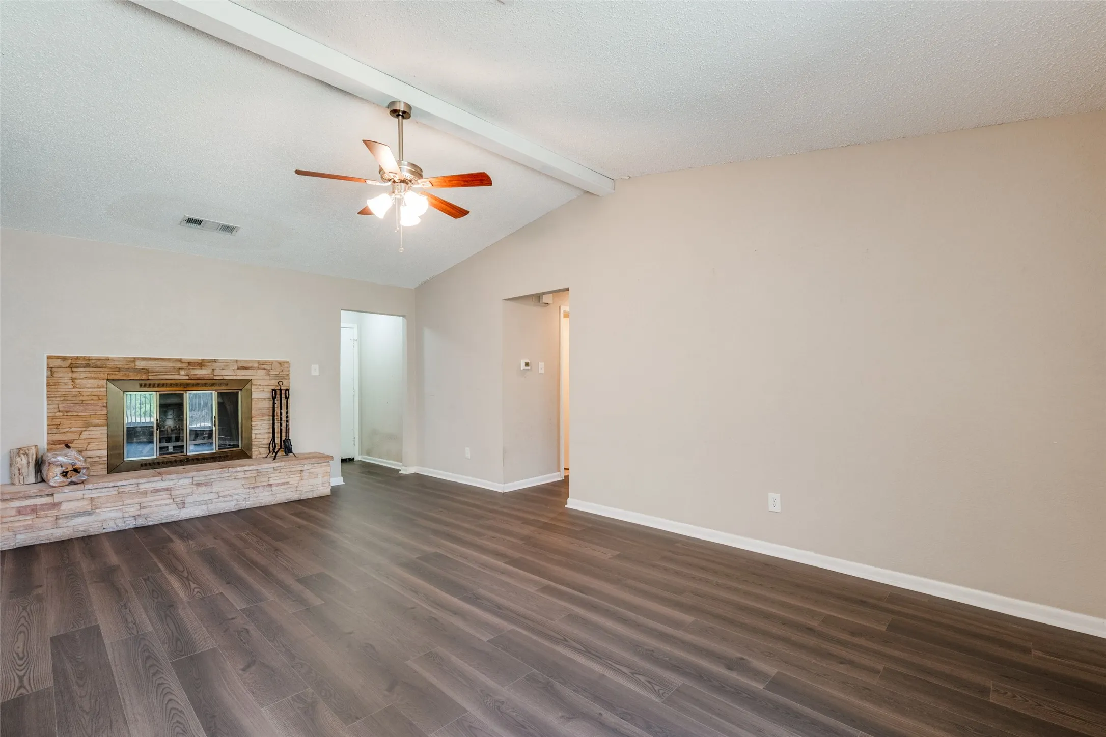 Single Family Residence For Sale in Tarrant County , 204 E Cunningham Avenue, Crowley, Texas 76036, 3 Bedroom, 2 Bathroom, 1 Garage spaces, 1,377 Sqft, built in 1975, mls#21357687, Real Estate Agent in Crowley, Homes For Sale in Tarrant county, Homes For Sale in Crowley, Realtor in Crowley Texas, Real Estate Brokerage Independent Realty Texas, Luminita Cordes Realtor
