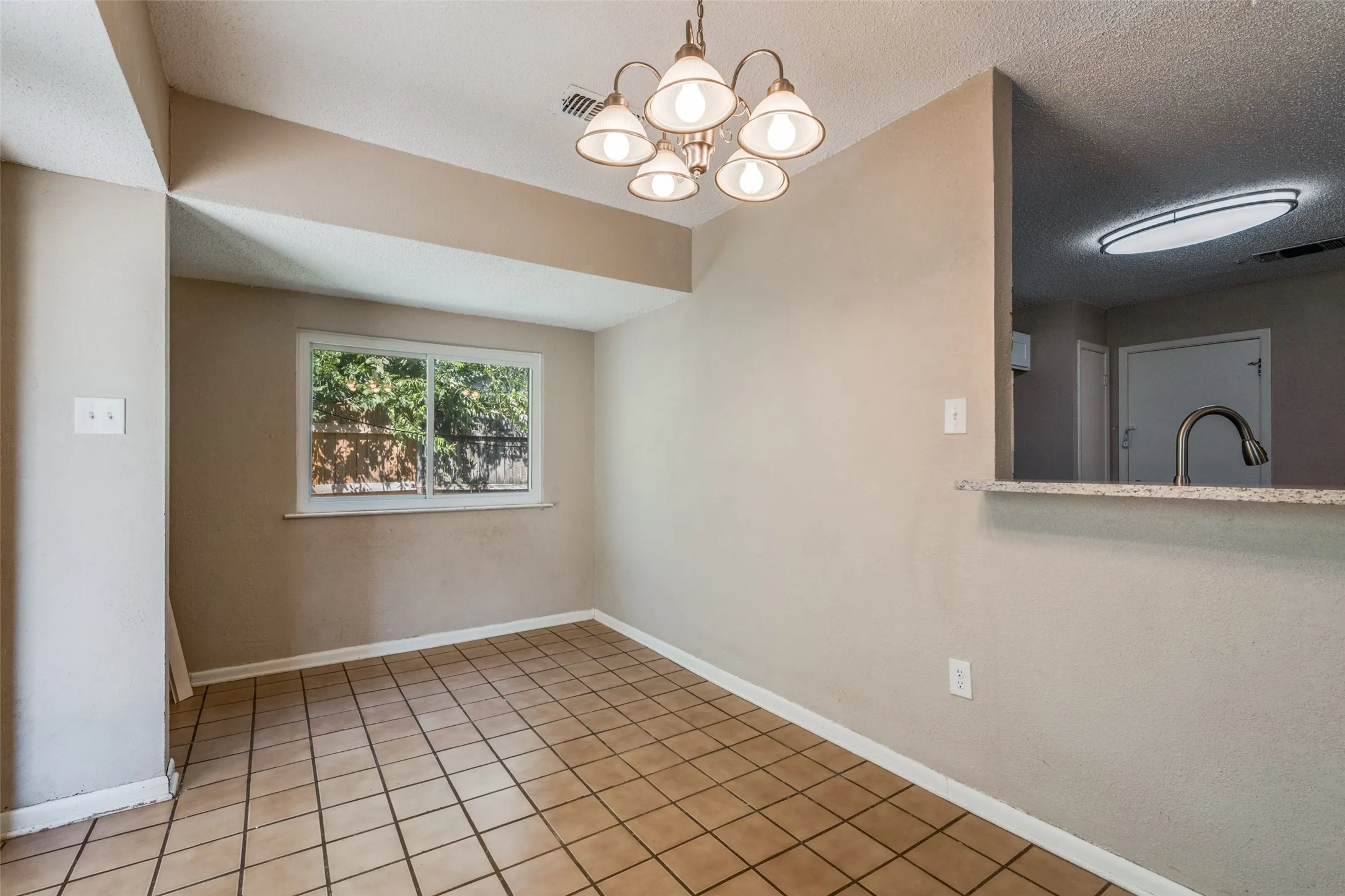 Single Family Residence For Sale in Tarrant County , 204 E Cunningham Avenue, Crowley, Texas 76036, 3 Bedroom, 2 Bathroom, 1 Garage spaces, 1,377 Sqft, built in 1975, mls#21357687, Real Estate Agent in Crowley, Homes For Sale in Tarrant county, Homes For Sale in Crowley, Realtor in Crowley Texas, Real Estate Brokerage Independent Realty Texas, Luminita Cordes Realtor