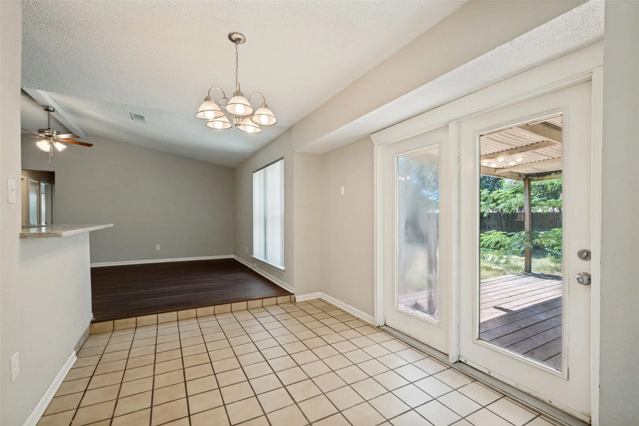 Single Family Residence For Sale in Tarrant County , 204 E Cunningham Avenue, Crowley, Texas 76036, 3 Bedroom, 2 Bathroom, 1 Garage spaces, 1,377 Sqft, built in 1975, mls#21357687, Real Estate Agent in Crowley, Homes For Sale in Tarrant county, Homes For Sale in Crowley, Realtor in Crowley Texas, Real Estate Brokerage Independent Realty Texas, Luminita Cordes Realtor