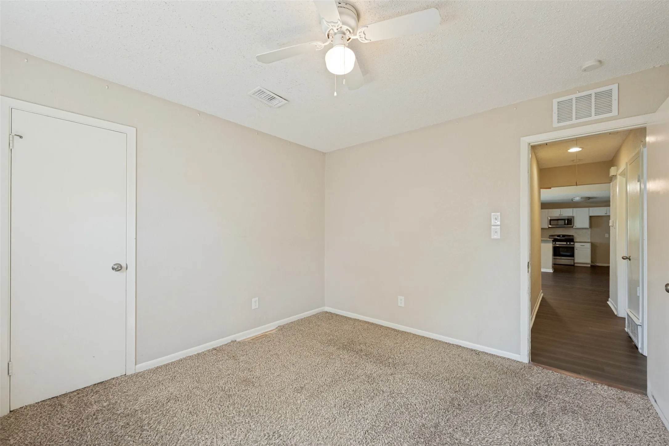 Single Family Residence For Sale in Tarrant County , 204 E Cunningham Avenue, Crowley, Texas 76036, 3 Bedroom, 2 Bathroom, 1 Garage spaces, 1,377 Sqft, built in 1975, mls#21357687, Real Estate Agent in Crowley, Homes For Sale in Tarrant county, Homes For Sale in Crowley, Realtor in Crowley Texas, Real Estate Brokerage Independent Realty Texas, Luminita Cordes Realtor