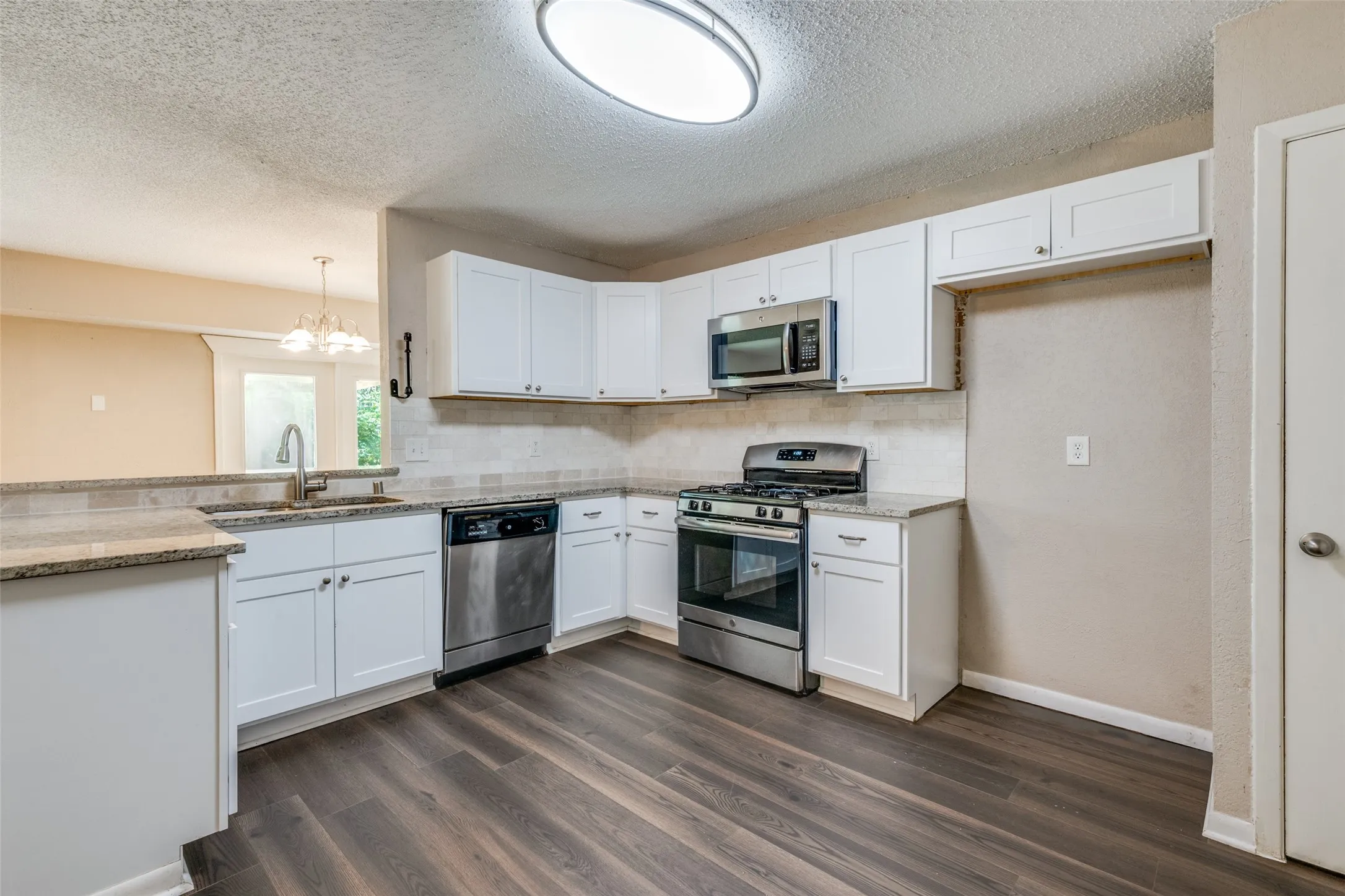 Single Family Residence For Sale in Tarrant County , 204 E Cunningham Avenue, Crowley, Texas 76036, 3 Bedroom, 2 Bathroom, 1 Garage spaces, 1,377 Sqft, built in 1975, mls#21357687, Real Estate Agent in Crowley, Homes For Sale in Tarrant county, Homes For Sale in Crowley, Realtor in Crowley Texas, Real Estate Brokerage Independent Realty Texas, Luminita Cordes Realtor