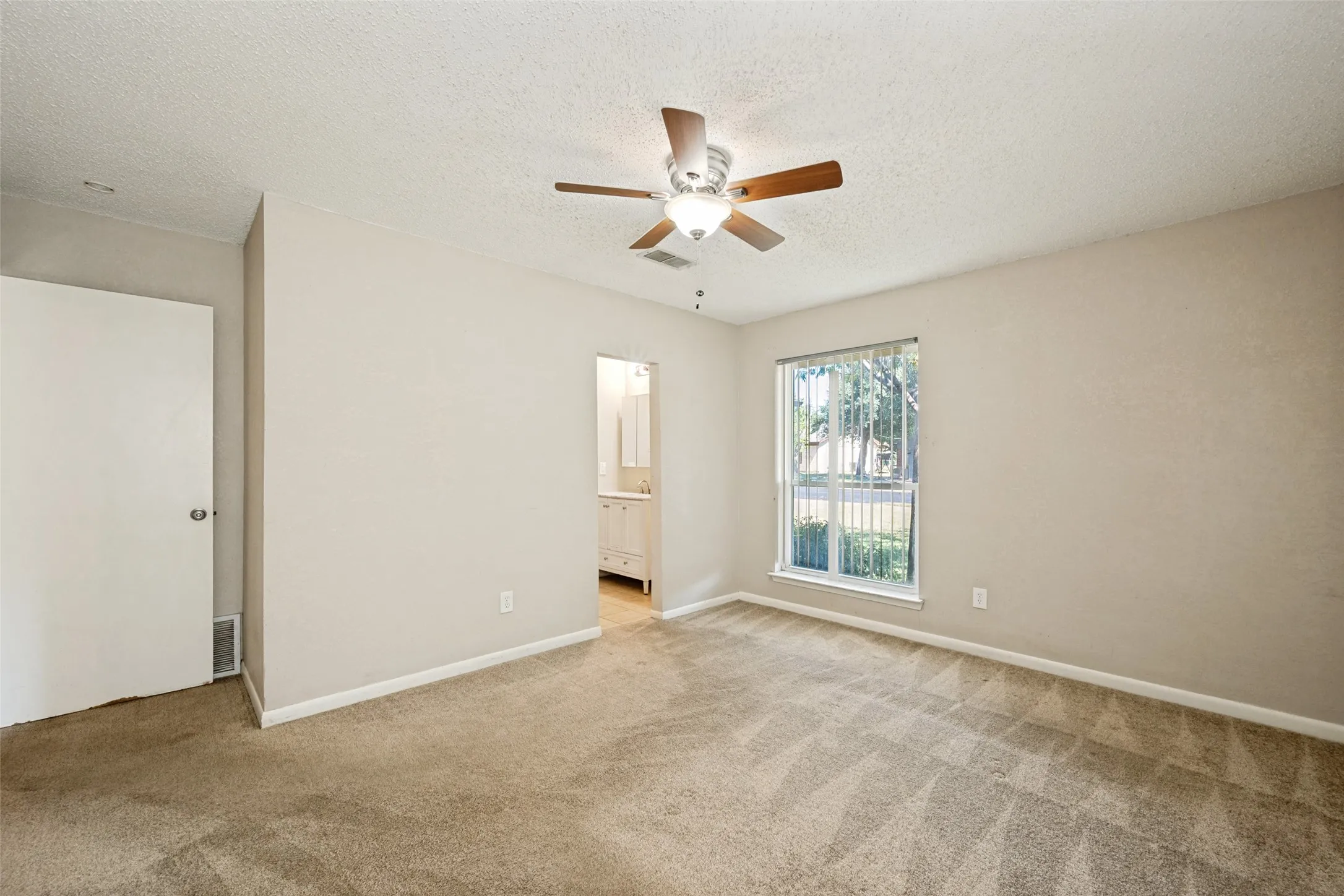 Single Family Residence For Sale in Tarrant County , 204 E Cunningham Avenue, Crowley, Texas 76036, 3 Bedroom, 2 Bathroom, 1 Garage spaces, 1,377 Sqft, built in 1975, mls#21357687, Real Estate Agent in Crowley, Homes For Sale in Tarrant county, Homes For Sale in Crowley, Realtor in Crowley Texas, Real Estate Brokerage Independent Realty Texas, Luminita Cordes Realtor