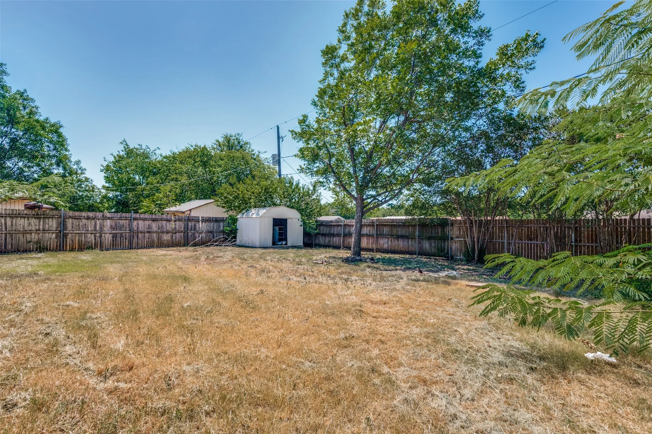 Single Family Residence For Sale in Tarrant County , 204 E Cunningham Avenue, Crowley, Texas 76036, 3 Bedroom, 2 Bathroom, 1 Garage spaces, 1,377 Sqft, built in 1975, mls#21357687, Real Estate Agent in Crowley, Homes For Sale in Tarrant county, Homes For Sale in Crowley, Realtor in Crowley Texas, Real Estate Brokerage Independent Realty Texas, Luminita Cordes Realtor