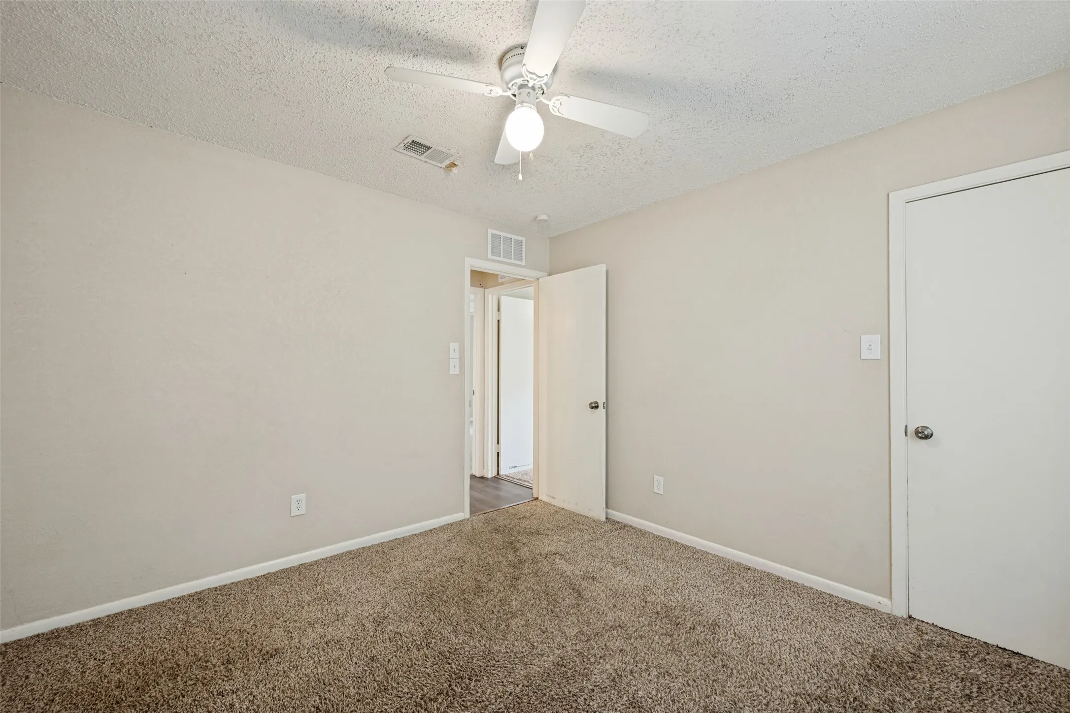 Single Family Residence For Sale in Tarrant County , 204 E Cunningham Avenue, Crowley, Texas 76036, 3 Bedroom, 2 Bathroom, 1 Garage spaces, 1,377 Sqft, built in 1975, mls#21357687, Real Estate Agent in Crowley, Homes For Sale in Tarrant county, Homes For Sale in Crowley, Realtor in Crowley Texas, Real Estate Brokerage Independent Realty Texas, Luminita Cordes Realtor