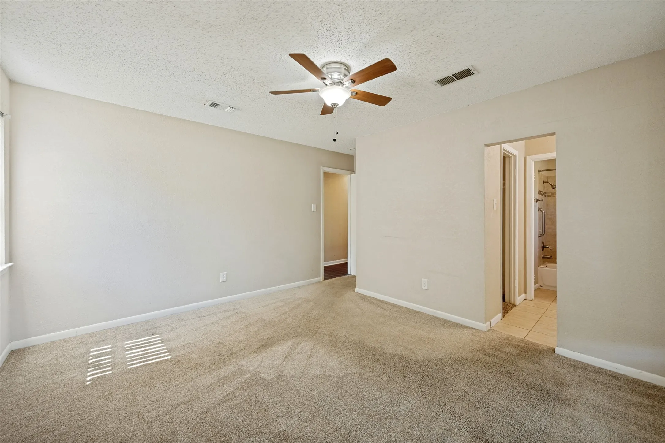 Single Family Residence For Sale in Tarrant County , 204 E Cunningham Avenue, Crowley, Texas 76036, 3 Bedroom, 2 Bathroom, 1 Garage spaces, 1,377 Sqft, built in 1975, mls#21357687, Real Estate Agent in Crowley, Homes For Sale in Tarrant county, Homes For Sale in Crowley, Realtor in Crowley Texas, Real Estate Brokerage Independent Realty Texas, Luminita Cordes Realtor