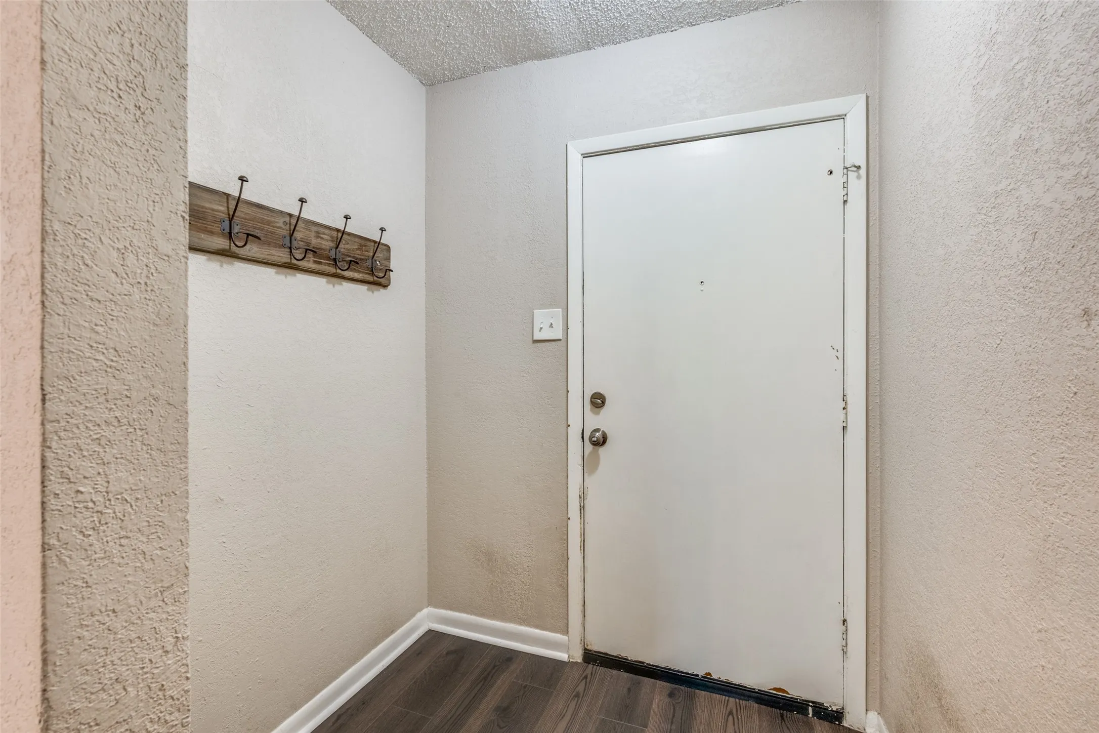 Single Family Residence For Sale in Tarrant County , 204 E Cunningham Avenue, Crowley, Texas 76036, 3 Bedroom, 2 Bathroom, 1 Garage spaces, 1,377 Sqft, built in 1975, mls#21357687, Real Estate Agent in Crowley, Homes For Sale in Tarrant county, Homes For Sale in Crowley, Realtor in Crowley Texas, Real Estate Brokerage Independent Realty Texas, Luminita Cordes Realtor