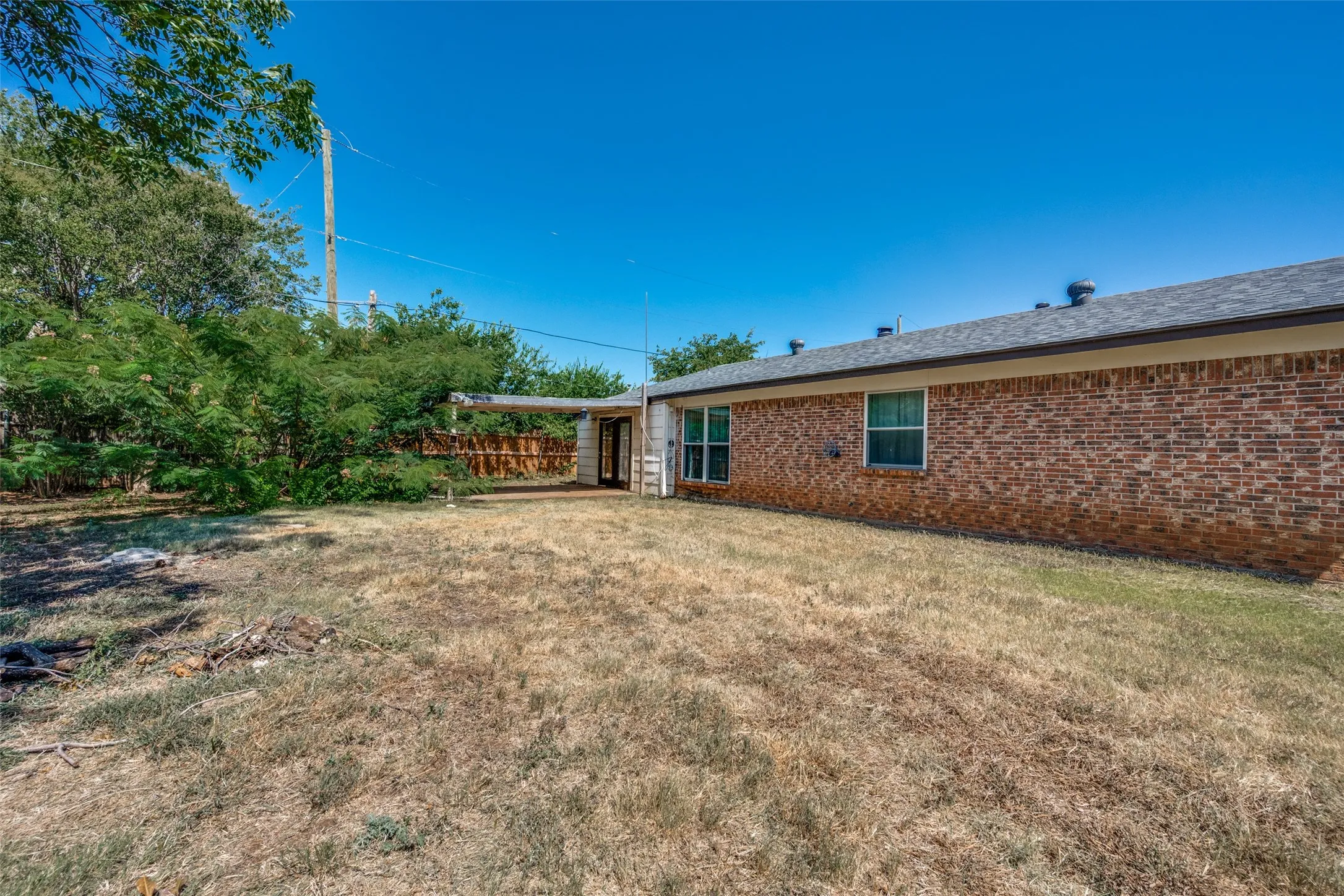 Single Family Residence For Sale in Tarrant County , 204 E Cunningham Avenue, Crowley, Texas 76036, 3 Bedroom, 2 Bathroom, 1 Garage spaces, 1,377 Sqft, built in 1975, mls#21357687, Real Estate Agent in Crowley, Homes For Sale in Tarrant county, Homes For Sale in Crowley, Realtor in Crowley Texas, Real Estate Brokerage Independent Realty Texas, Luminita Cordes Realtor