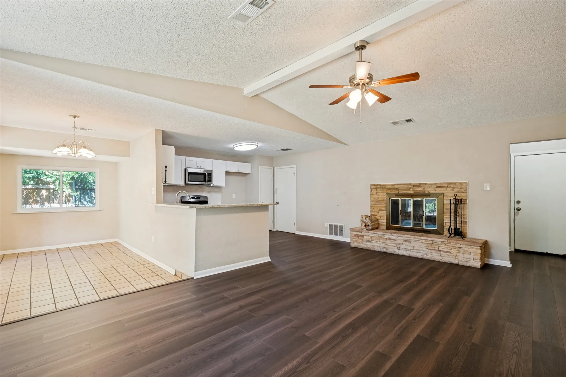 Single Family Residence For Sale in Tarrant County , 204 E Cunningham Avenue, Crowley, Texas 76036, 3 Bedroom, 2 Bathroom, 1 Garage spaces, 1,377 Sqft, built in 1975, mls#21357687, Real Estate Agent in Crowley, Homes For Sale in Tarrant county, Homes For Sale in Crowley, Realtor in Crowley Texas, Real Estate Brokerage Independent Realty Texas, Luminita Cordes Realtor