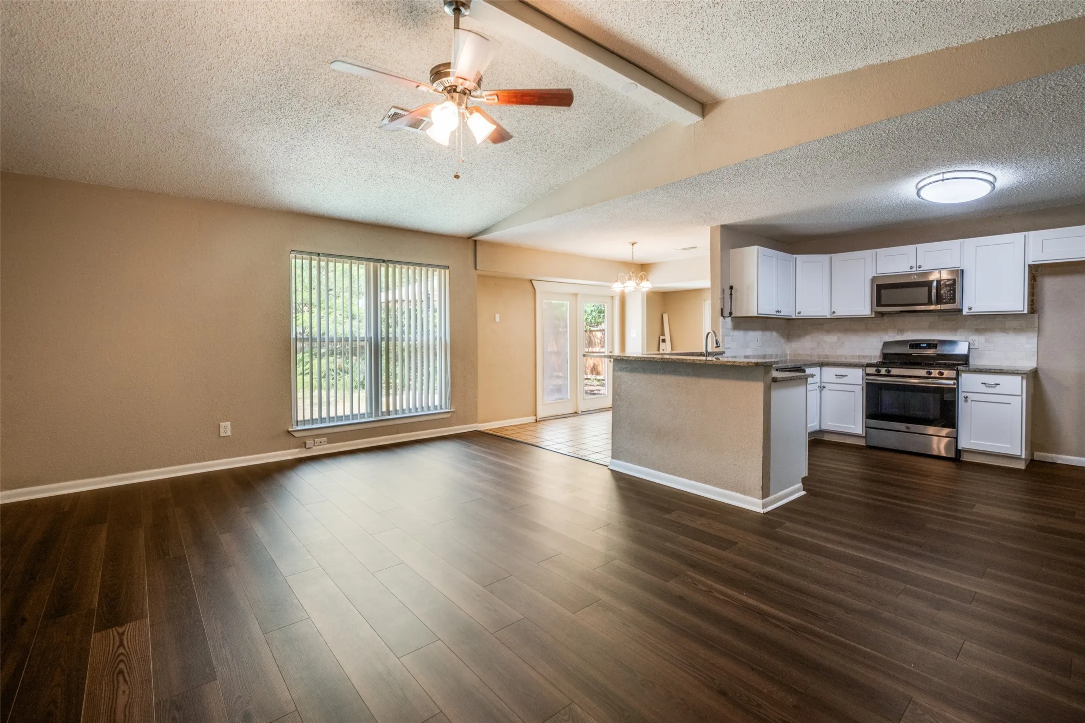 Single Family Residence For Sale in Tarrant County , 204 E Cunningham Avenue, Crowley, Texas 76036, 3 Bedroom, 2 Bathroom, 1 Garage spaces, 1,377 Sqft, built in 1975, mls#21357687, Real Estate Agent in Crowley, Homes For Sale in Tarrant county, Homes For Sale in Crowley, Realtor in Crowley Texas, Real Estate Brokerage Independent Realty Texas, Luminita Cordes Realtor