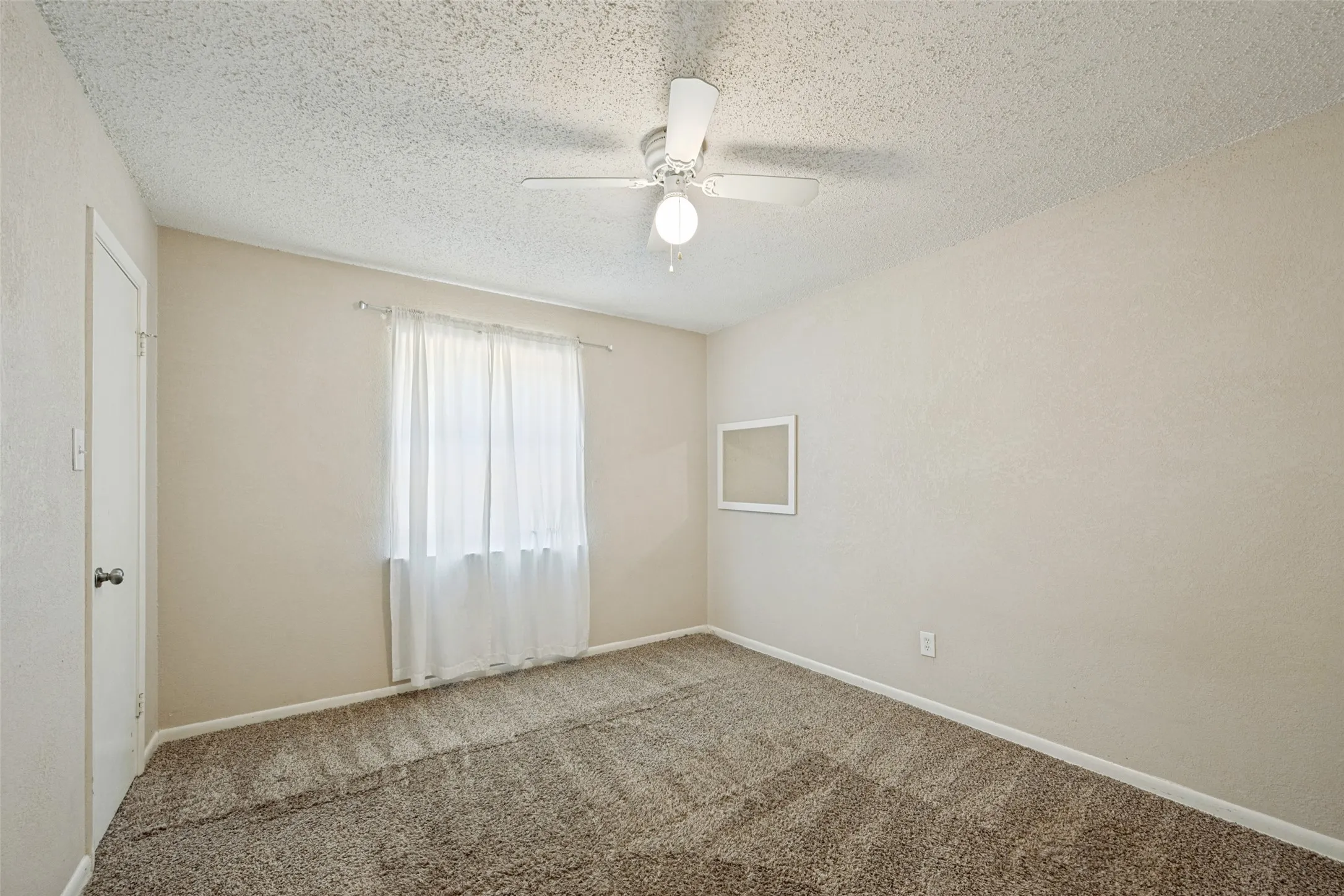 Single Family Residence For Sale in Tarrant County , 204 E Cunningham Avenue, Crowley, Texas 76036, 3 Bedroom, 2 Bathroom, 1 Garage spaces, 1,377 Sqft, built in 1975, mls#21357687, Real Estate Agent in Crowley, Homes For Sale in Tarrant county, Homes For Sale in Crowley, Realtor in Crowley Texas, Real Estate Brokerage Independent Realty Texas, Luminita Cordes Realtor