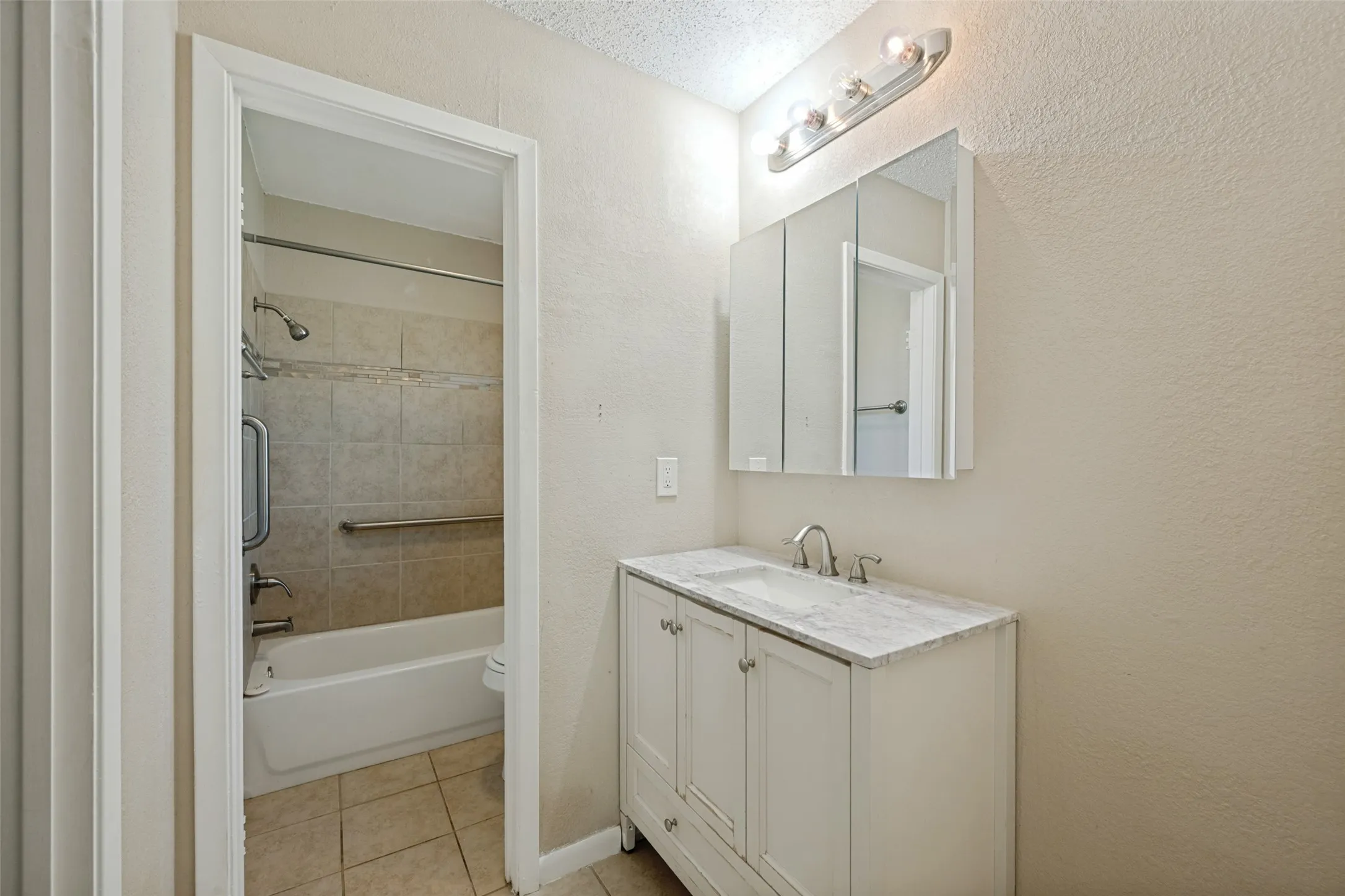 Single Family Residence For Sale in Tarrant County , 204 E Cunningham Avenue, Crowley, Texas 76036, 3 Bedroom, 2 Bathroom, 1 Garage spaces, 1,377 Sqft, built in 1975, mls#21357687, Real Estate Agent in Crowley, Homes For Sale in Tarrant county, Homes For Sale in Crowley, Realtor in Crowley Texas, Real Estate Brokerage Independent Realty Texas, Luminita Cordes Realtor