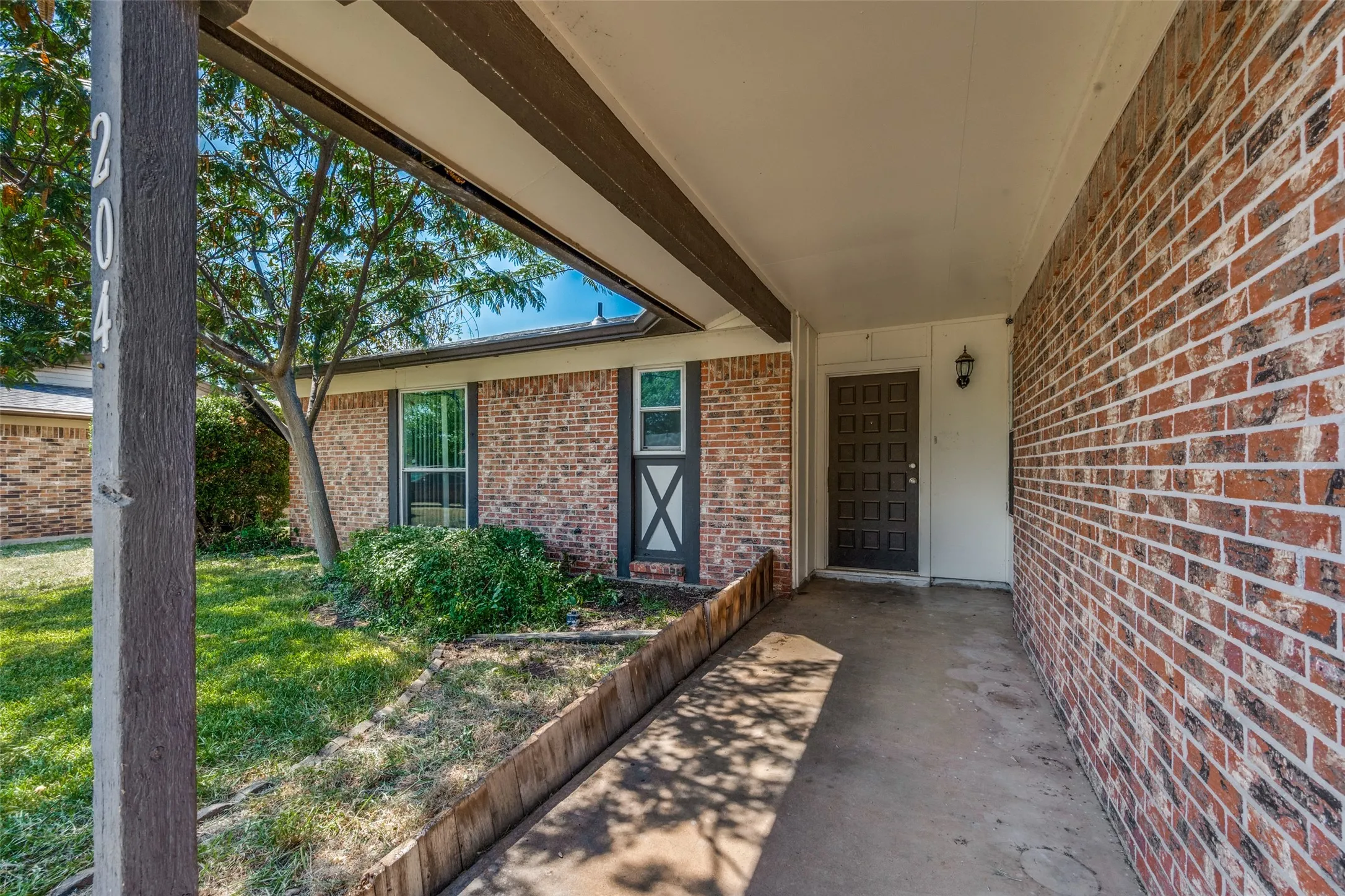 Single Family Residence For Sale in Tarrant County , 204 E Cunningham Avenue, Crowley, Texas 76036, 3 Bedroom, 2 Bathroom, 1 Garage spaces, 1,377 Sqft, built in 1975, mls#21357687, Real Estate Agent in Crowley, Homes For Sale in Tarrant county, Homes For Sale in Crowley, Realtor in Crowley Texas, Real Estate Brokerage Independent Realty Texas, Luminita Cordes Realtor