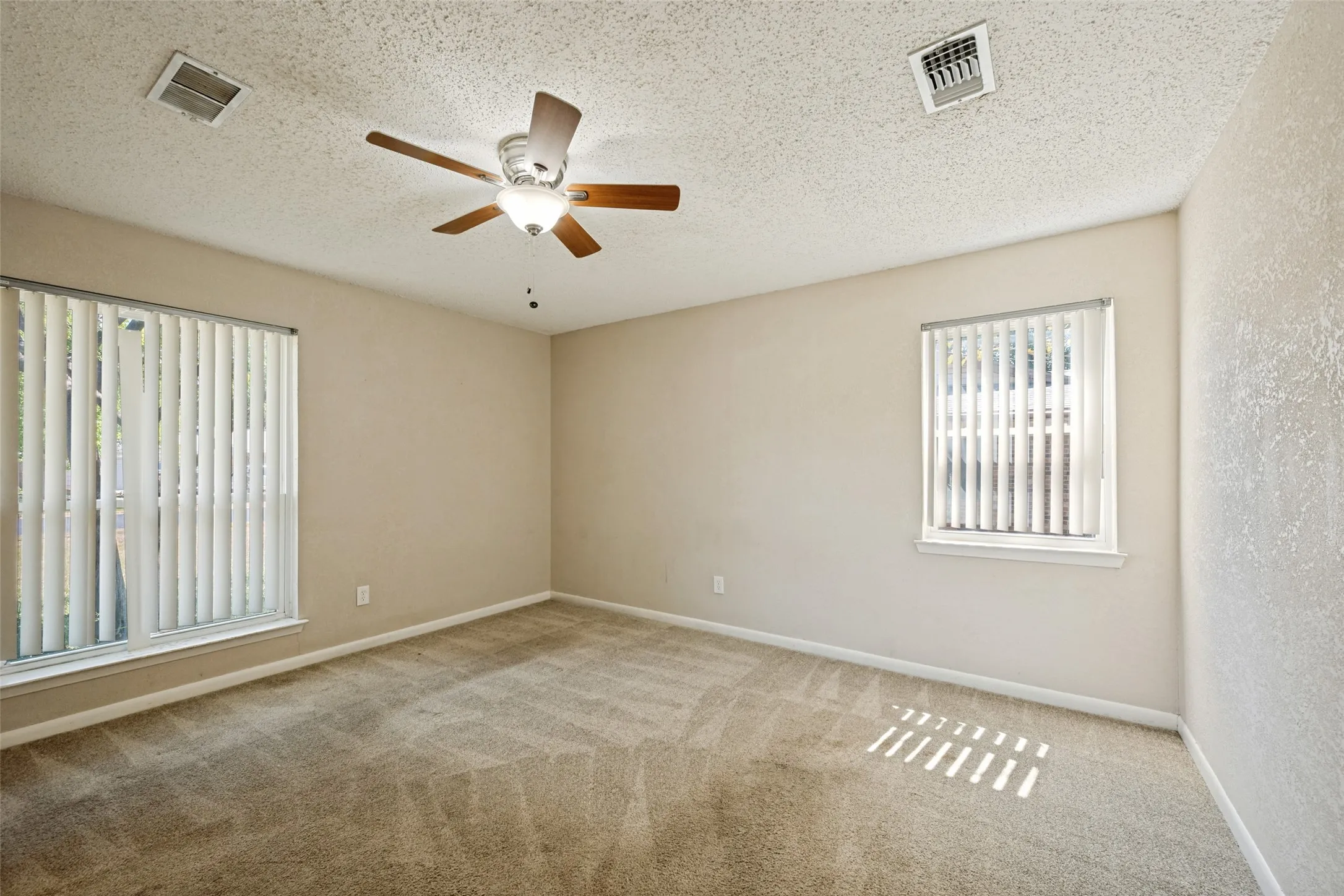 Single Family Residence For Sale in Tarrant County , 204 E Cunningham Avenue, Crowley, Texas 76036, 3 Bedroom, 2 Bathroom, 1 Garage spaces, 1,377 Sqft, built in 1975, mls#21357687, Real Estate Agent in Crowley, Homes For Sale in Tarrant county, Homes For Sale in Crowley, Realtor in Crowley Texas, Real Estate Brokerage Independent Realty Texas, Luminita Cordes Realtor