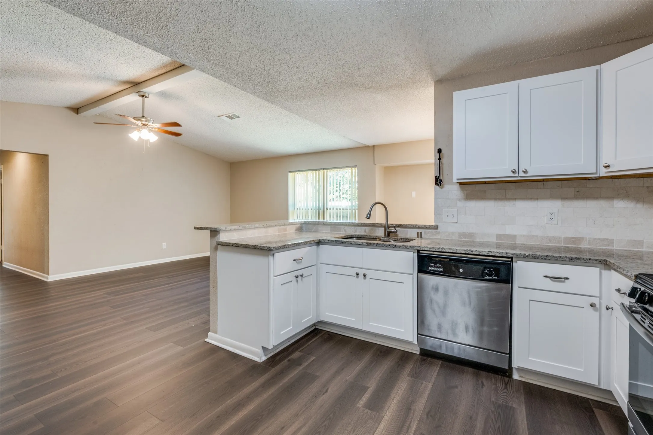 Single Family Residence For Sale in Tarrant County , 204 E Cunningham Avenue, Crowley, Texas 76036, 3 Bedroom, 2 Bathroom, 1 Garage spaces, 1,377 Sqft, built in 1975, mls#21357687, Real Estate Agent in Crowley, Homes For Sale in Tarrant county, Homes For Sale in Crowley, Realtor in Crowley Texas, Real Estate Brokerage Independent Realty Texas, Luminita Cordes Realtor