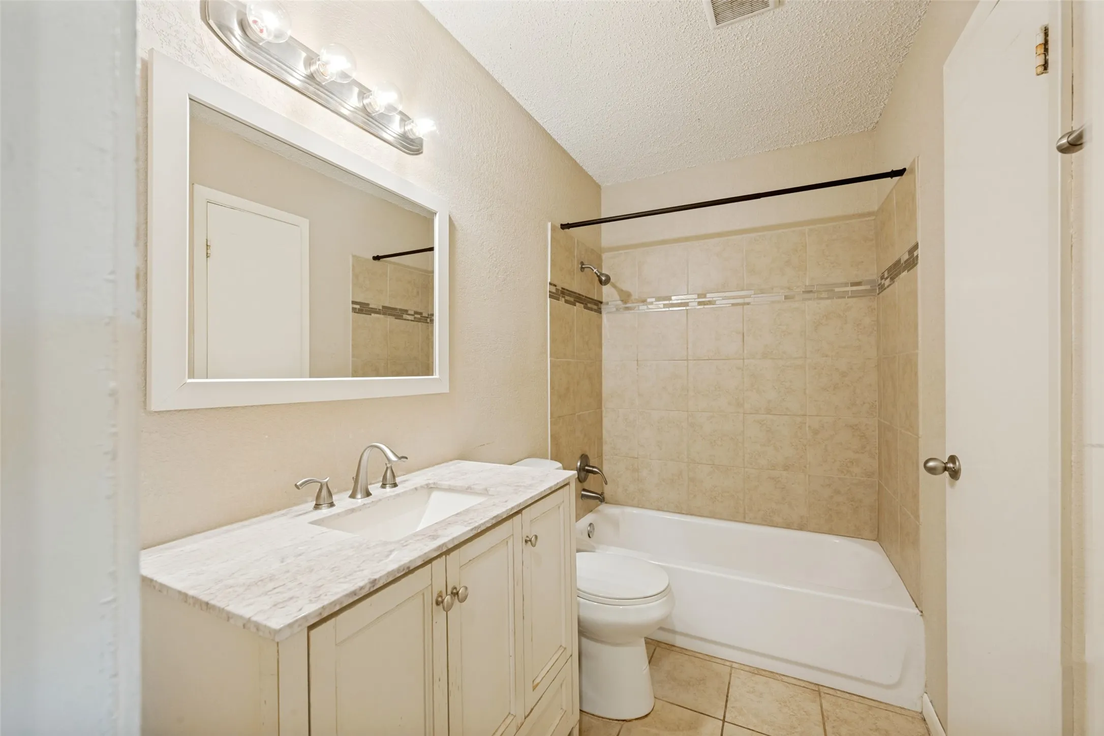 Single Family Residence For Sale in Tarrant County , 204 E Cunningham Avenue, Crowley, Texas 76036, 3 Bedroom, 2 Bathroom, 1 Garage spaces, 1,377 Sqft, built in 1975, mls#21357687, Real Estate Agent in Crowley, Homes For Sale in Tarrant county, Homes For Sale in Crowley, Realtor in Crowley Texas, Real Estate Brokerage Independent Realty Texas, Luminita Cordes Realtor