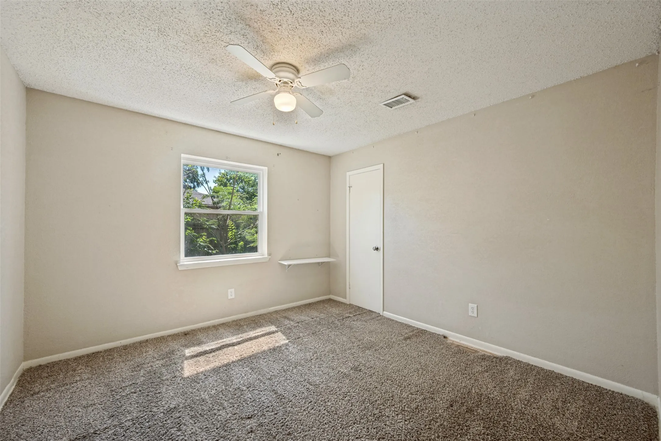 Single Family Residence For Sale in Tarrant County , 204 E Cunningham Avenue, Crowley, Texas 76036, 3 Bedroom, 2 Bathroom, 1 Garage spaces, 1,377 Sqft, built in 1975, mls#21357687, Real Estate Agent in Crowley, Homes For Sale in Tarrant county, Homes For Sale in Crowley, Realtor in Crowley Texas, Real Estate Brokerage Independent Realty Texas, Luminita Cordes Realtor