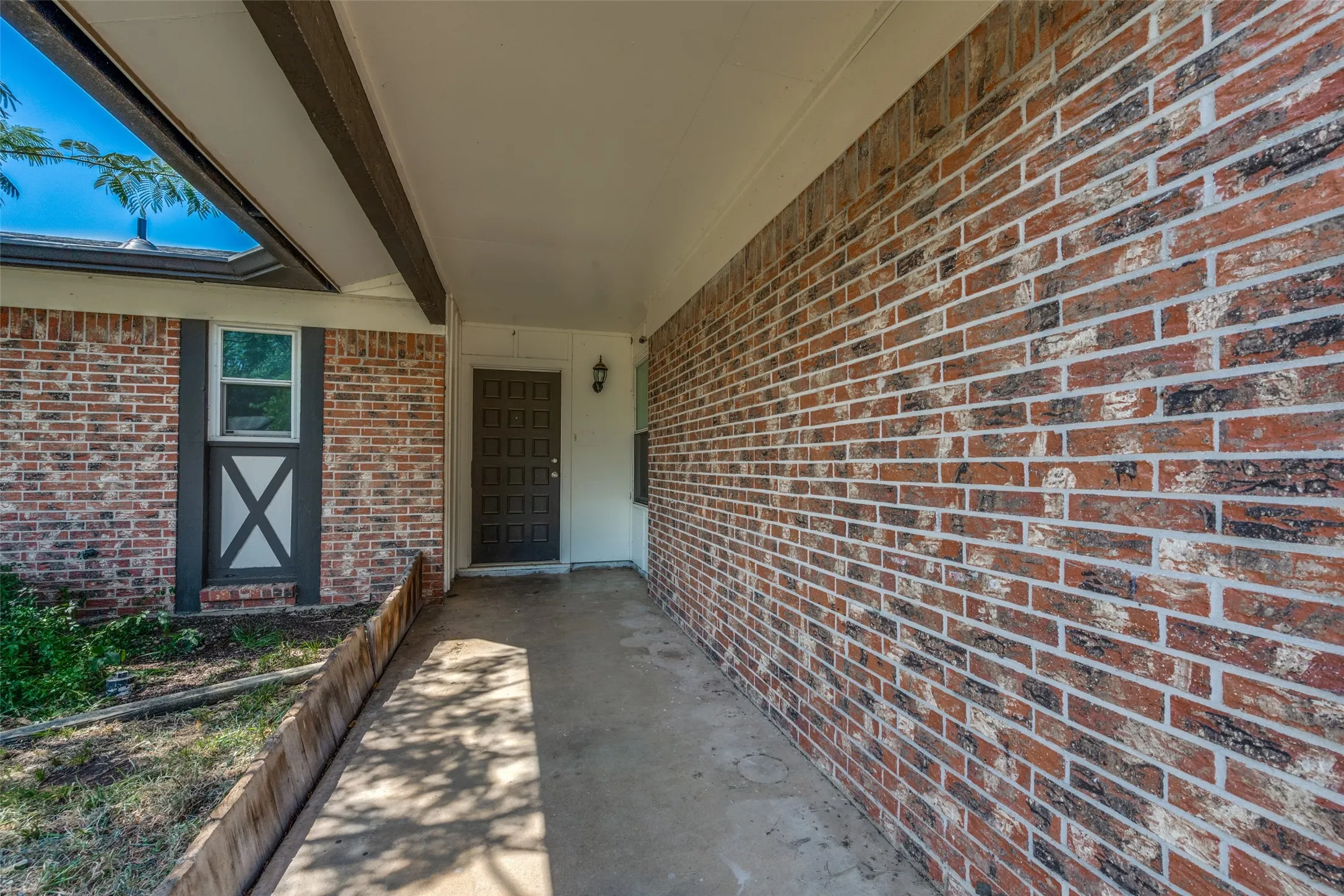Single Family Residence For Sale in Tarrant County , 204 E Cunningham Avenue, Crowley, Texas 76036, 3 Bedroom, 2 Bathroom, 1 Garage spaces, 1,377 Sqft, built in 1975, mls#21357687, Real Estate Agent in Crowley, Homes For Sale in Tarrant county, Homes For Sale in Crowley, Realtor in Crowley Texas, Real Estate Brokerage Independent Realty Texas, Luminita Cordes Realtor