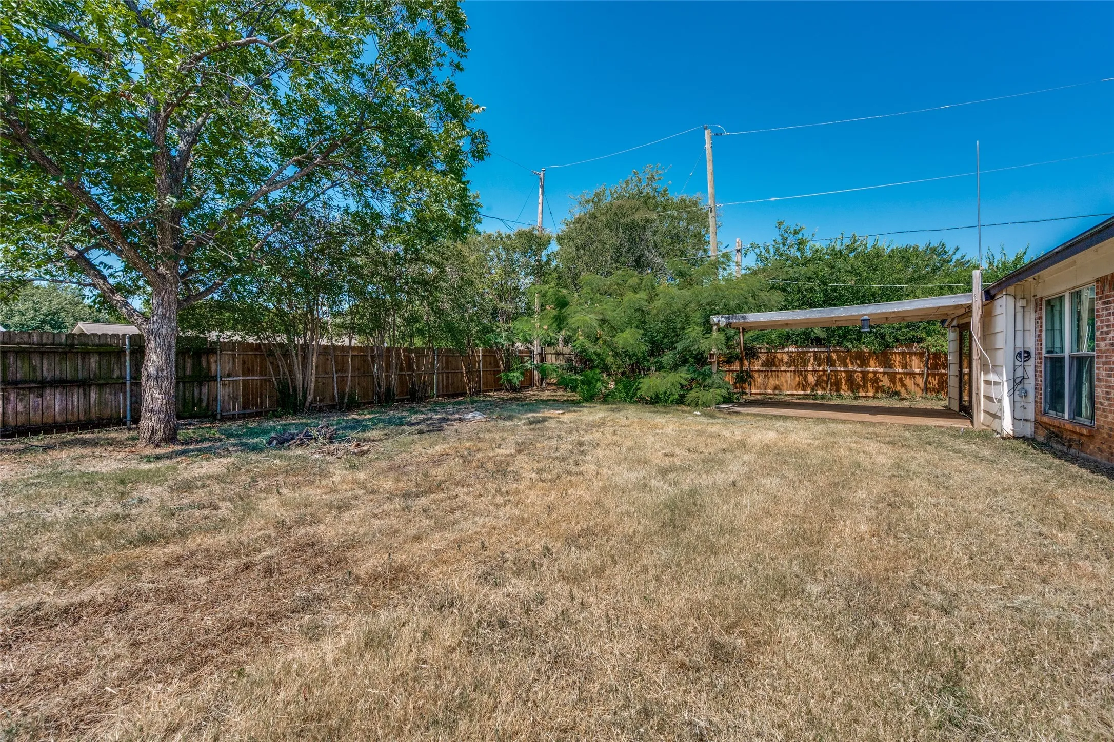 Single Family Residence For Sale in Tarrant County , 204 E Cunningham Avenue, Crowley, Texas 76036, 3 Bedroom, 2 Bathroom, 1 Garage spaces, 1,377 Sqft, built in 1975, mls#21357687, Real Estate Agent in Crowley, Homes For Sale in Tarrant county, Homes For Sale in Crowley, Realtor in Crowley Texas, Real Estate Brokerage Independent Realty Texas, Luminita Cordes Realtor