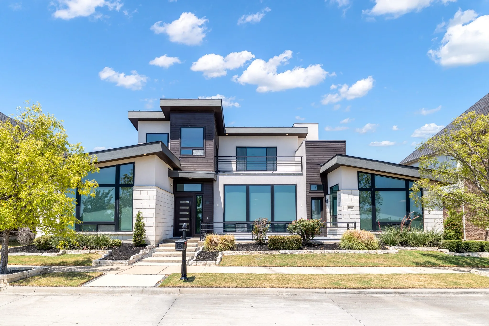 Single Family Residence For Sale in Tarrant County , 1321 Black Walnut Lane, Arlington, Texas 76005, 4 Bedroom, 4 Bathroom, 3 Garage spaces, 3,167 Sqft, built in 2019, mls#21353295, Real Estate Agent in Arlington, Homes For Sale in Tarrant county, Homes For Sale in Arlington, Realtor in Arlington Texas, Real Estate Brokerage Independent Realty Texas, Luminita Cordes Realtor