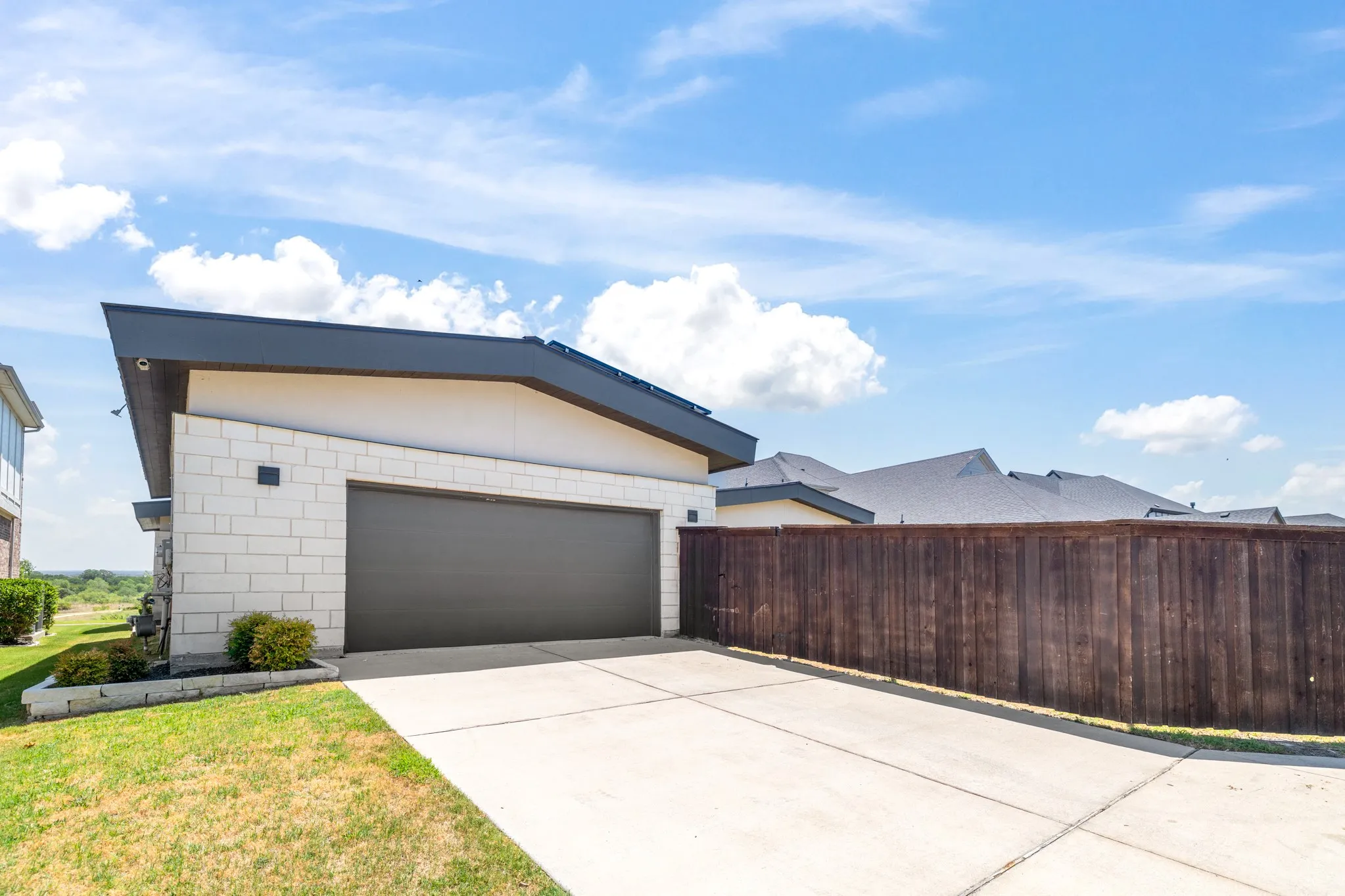 Single Family Residence For Sale in Tarrant County , 1321 Black Walnut Lane, Arlington, Texas 76005, 4 Bedroom, 4 Bathroom, 3 Garage spaces, 3,167 Sqft, built in 2019, mls#21353295, Real Estate Agent in Arlington, Homes For Sale in Tarrant county, Homes For Sale in Arlington, Realtor in Arlington Texas, Real Estate Brokerage Independent Realty Texas, Luminita Cordes Realtor