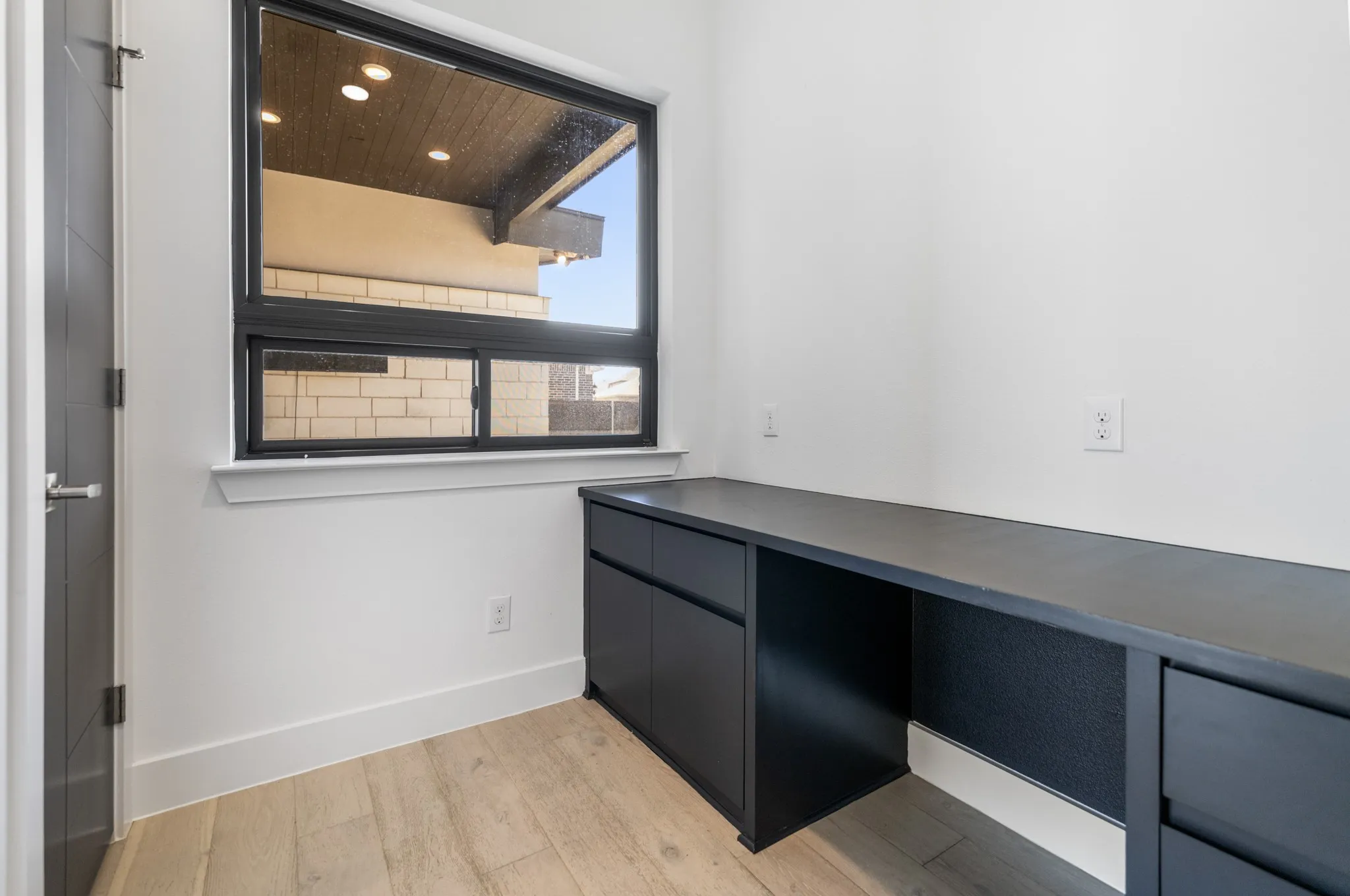 Single Family Residence For Sale in Tarrant County , 1321 Black Walnut Lane, Arlington, Texas 76005, 4 Bedroom, 4 Bathroom, 3 Garage spaces, 3,167 Sqft, built in 2019, mls#21353295, Real Estate Agent in Arlington, Homes For Sale in Tarrant county, Homes For Sale in Arlington, Realtor in Arlington Texas, Real Estate Brokerage Independent Realty Texas, Luminita Cordes Realtor