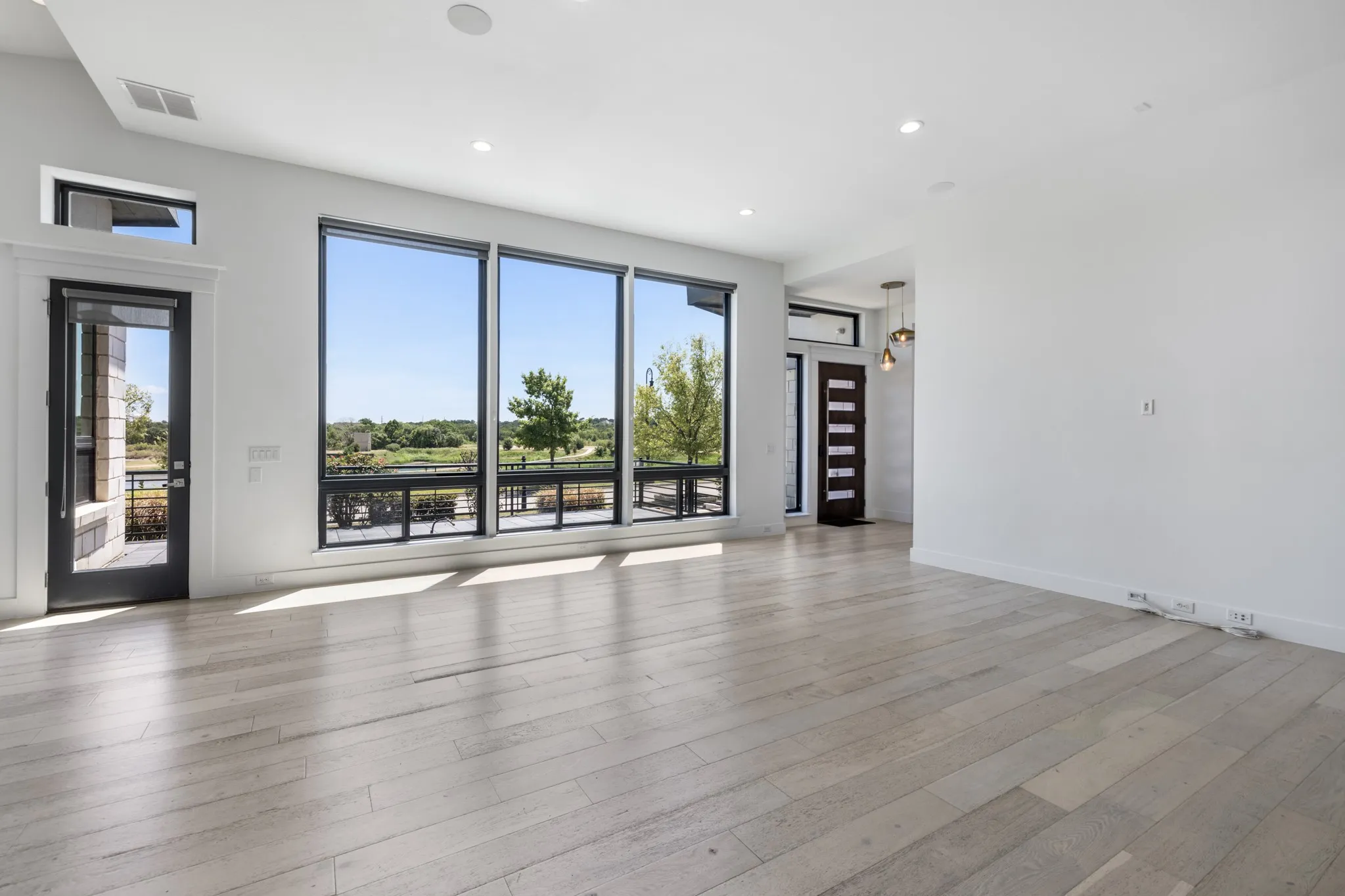 Single Family Residence For Sale in Tarrant County , 1321 Black Walnut Lane, Arlington, Texas 76005, 4 Bedroom, 4 Bathroom, 3 Garage spaces, 3,167 Sqft, built in 2019, mls#21353295, Real Estate Agent in Arlington, Homes For Sale in Tarrant county, Homes For Sale in Arlington, Realtor in Arlington Texas, Real Estate Brokerage Independent Realty Texas, Luminita Cordes Realtor