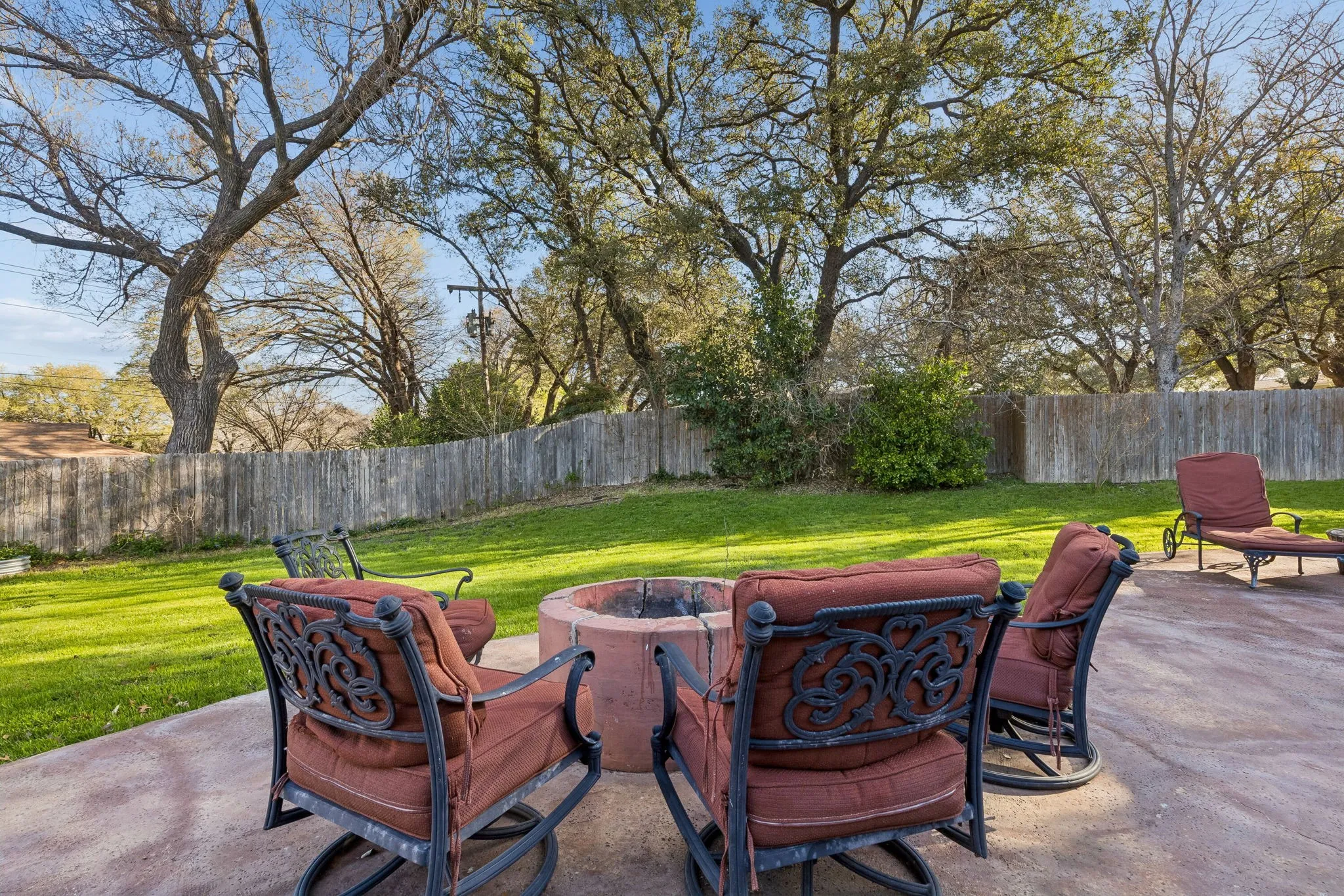 Single Family Residence For Sale in Tarrant County , 1828 Ems Road E, Fort Worth, Texas 76116, 3 Bedroom, 2 Bathroom, 1 Garage spaces, 2,008 Sqft, built in 1958, mls#21359731, Real Estate Agent in Fort Worth, Homes For Sale in Tarrant county, Homes For Sale in Fort Worth, Realtor in Fort Worth Texas, Real Estate Brokerage Independent Realty Texas, Luminita Cordes Realtor