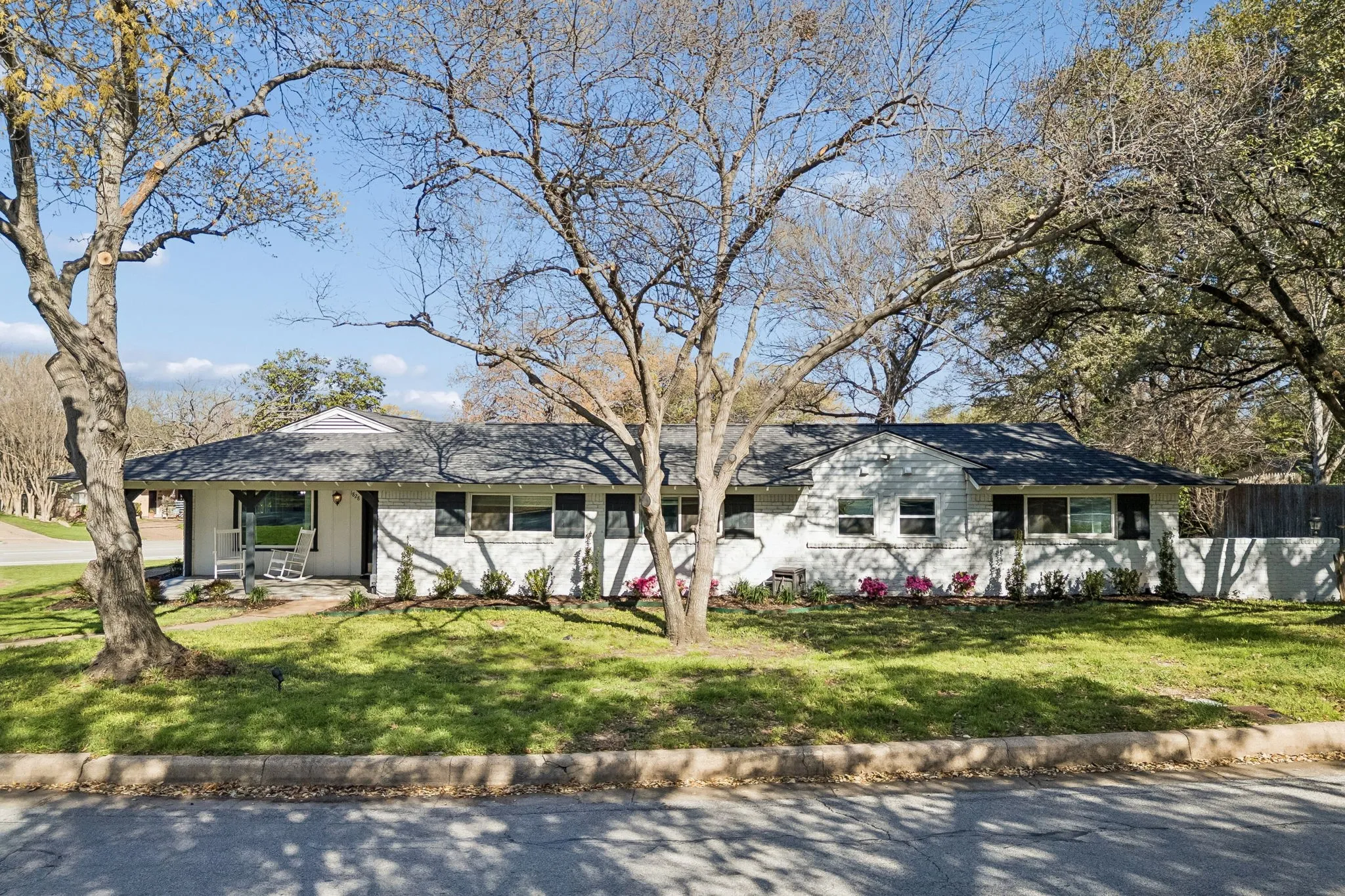 Single Family Residence For Sale in Tarrant County , 1828 Ems Road E, Fort Worth, Texas 76116, 3 Bedroom, 2 Bathroom, 1 Garage spaces, 2,008 Sqft, built in 1958, mls#21359731, Real Estate Agent in Fort Worth, Homes For Sale in Tarrant county, Homes For Sale in Fort Worth, Realtor in Fort Worth Texas, Real Estate Brokerage Independent Realty Texas, Luminita Cordes Realtor