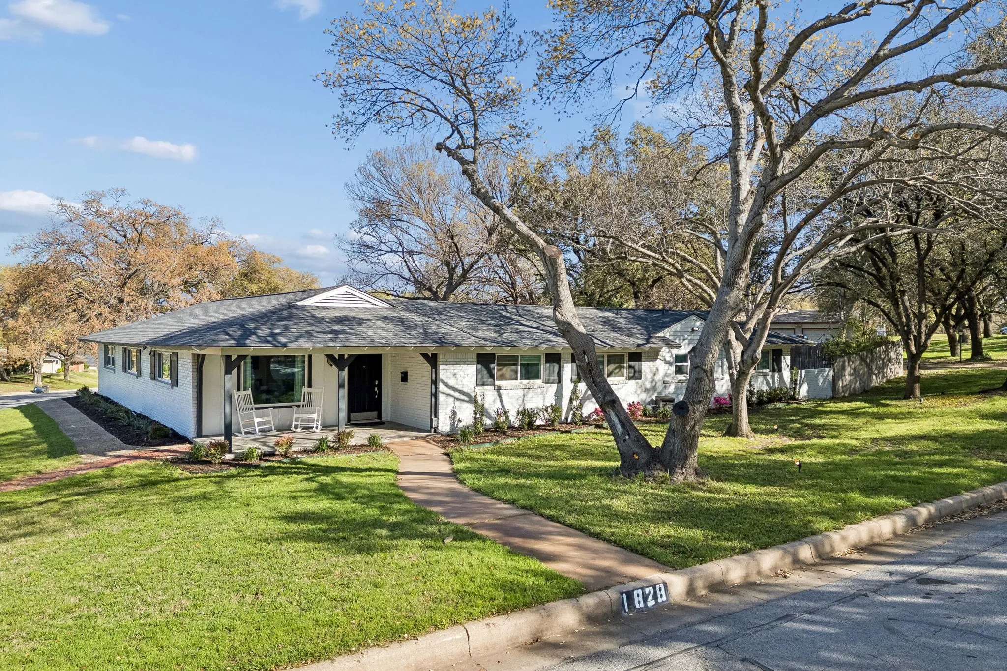 Single Family Residence For Sale in Tarrant County , 1828 Ems Road E, Fort Worth, Texas 76116, 3 Bedroom, 2 Bathroom, 1 Garage spaces, 2,008 Sqft, built in 1958, mls#21359731, Real Estate Agent in Fort Worth, Homes For Sale in Tarrant county, Homes For Sale in Fort Worth, Realtor in Fort Worth Texas, Real Estate Brokerage Independent Realty Texas, Luminita Cordes Realtor