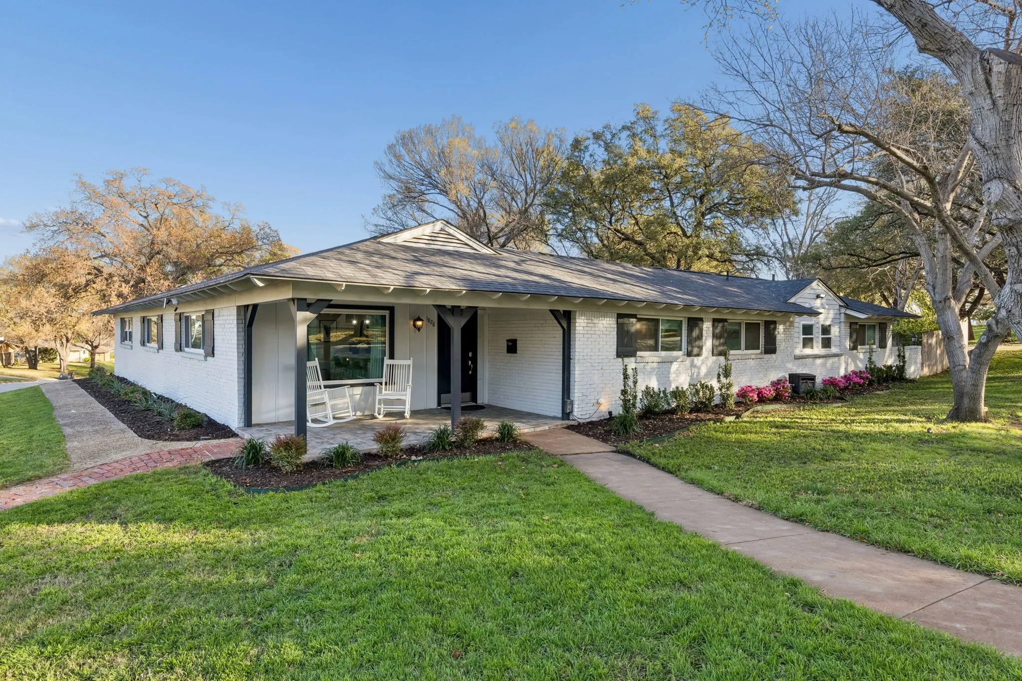 Single Family Residence For Sale in Tarrant County , 1828 Ems Road E, Fort Worth, Texas 76116, 3 Bedroom, 2 Bathroom, 1 Garage spaces, 2,008 Sqft, built in 1958, mls#21359731, Real Estate Agent in Fort Worth, Homes For Sale in Tarrant county, Homes For Sale in Fort Worth, Realtor in Fort Worth Texas, Real Estate Brokerage Independent Realty Texas, Luminita Cordes Realtor