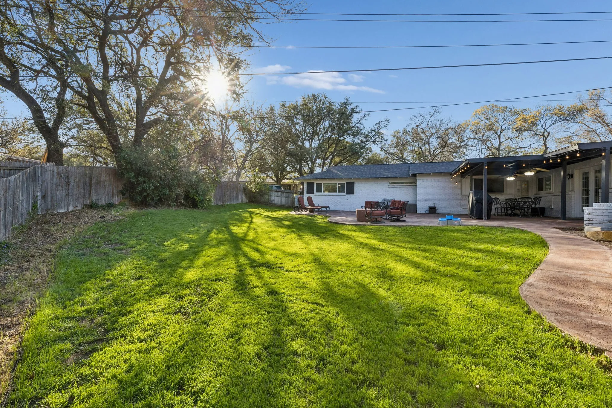 Single Family Residence For Sale in Tarrant County , 1828 Ems Road E, Fort Worth, Texas 76116, 3 Bedroom, 2 Bathroom, 1 Garage spaces, 2,008 Sqft, built in 1958, mls#21359731, Real Estate Agent in Fort Worth, Homes For Sale in Tarrant county, Homes For Sale in Fort Worth, Realtor in Fort Worth Texas, Real Estate Brokerage Independent Realty Texas, Luminita Cordes Realtor