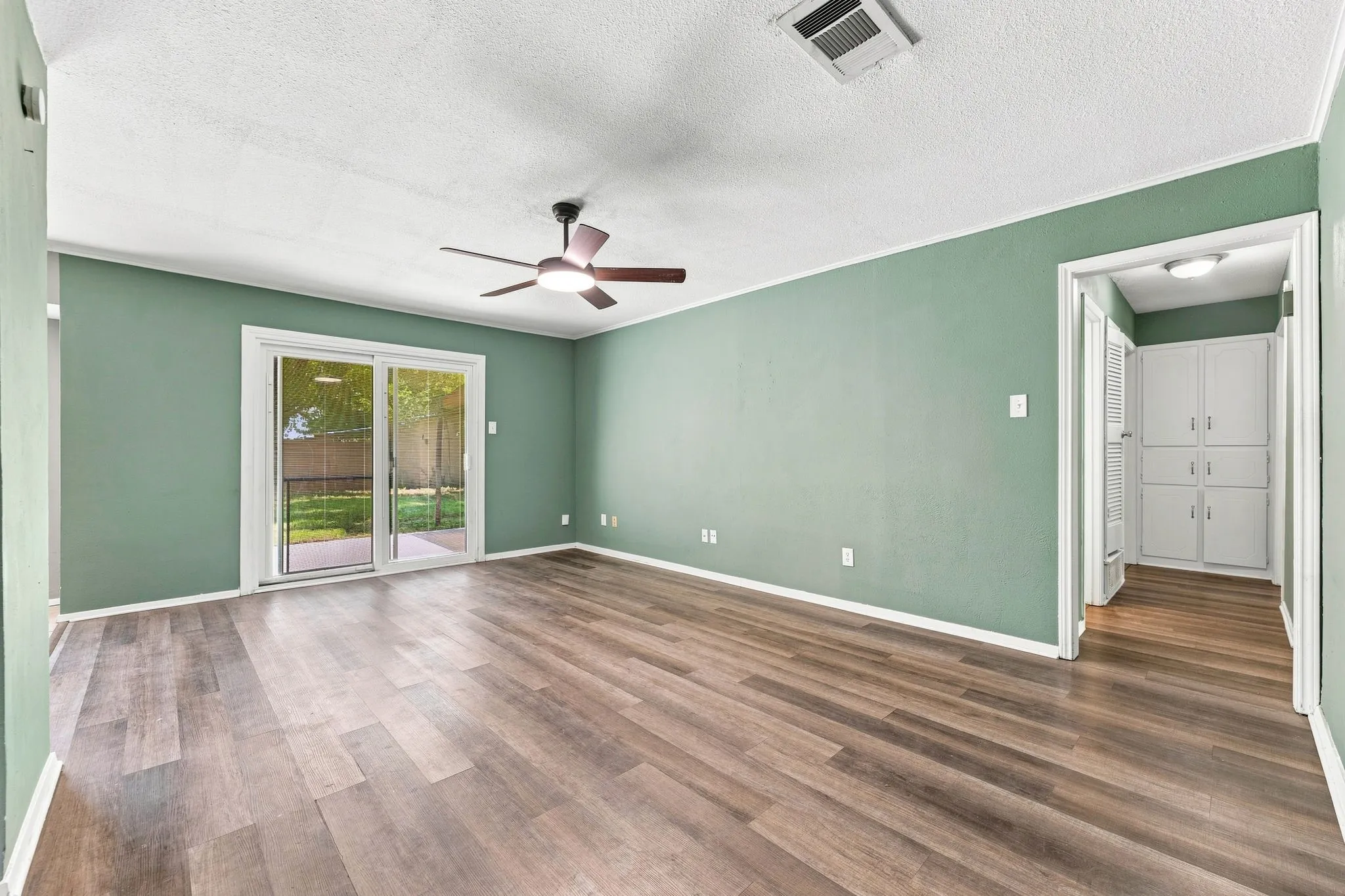Single Family Residence For Sale in Tarrant County , 6800 Echo Hill Drive, Watauga, Texas 76148, 3 Bedroom, 2 Bathroom, Garage spaces, 1,586 Sqft, built in 1972, mls#21359996, Real Estate Agent in Watauga, Homes For Sale in Tarrant county, Homes For Sale in Watauga, Realtor in Watauga Texas, Real Estate Brokerage Independent Realty Texas, Luminita Cordes Realtor