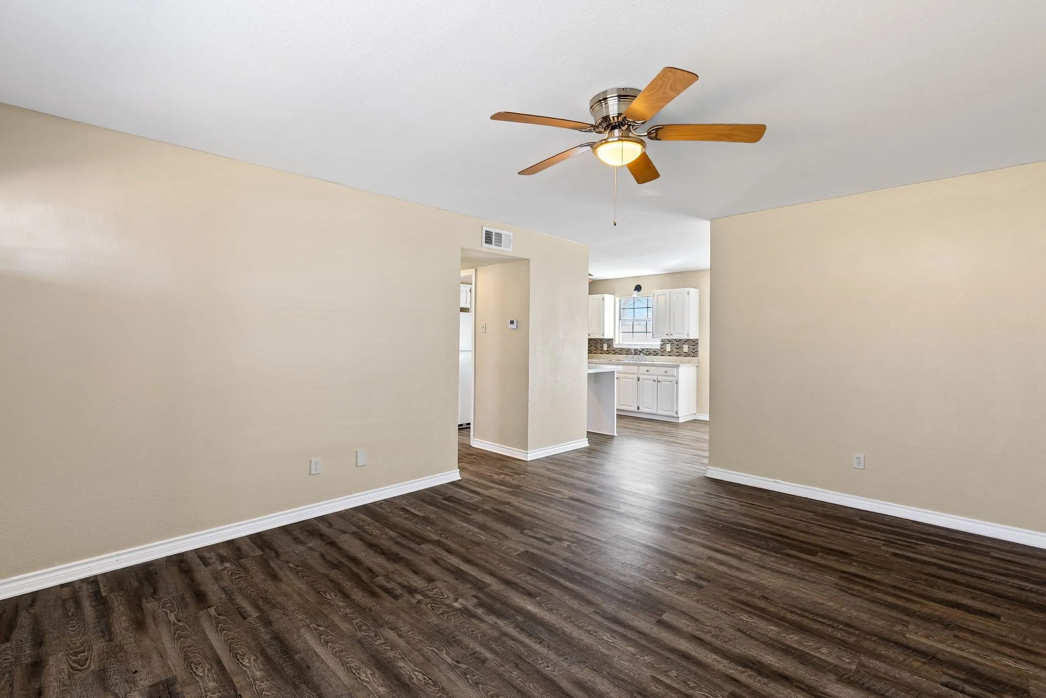 Single Family Residence For Rent in Fannin County , 207 E Travis Street, Leonard, Texas 75452, 3 Bedroom, 2 Bathroom, Garage spaces, 1,560 Sqft, built in 1998, mls#21359973, Real Estate Agent in Leonard, Homes For Rent in Fannin county, Homes For Rent in Leonard, Realtor in Leonard Texas, Real Estate Brokerage Independent Realty Texas, Luminita Cordes Realtor