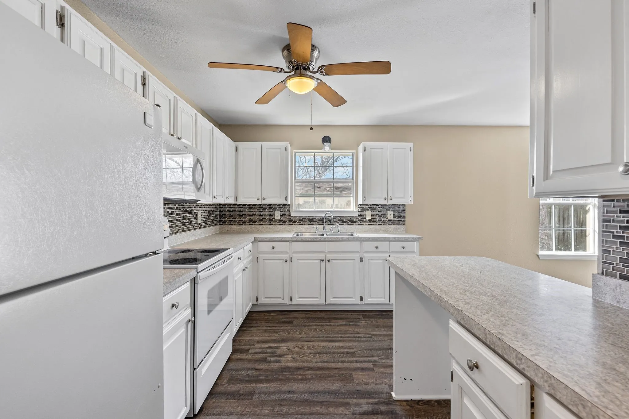 Single Family Residence For Rent in Fannin County , 207 E Travis Street, Leonard, Texas 75452, 3 Bedroom, 2 Bathroom, Garage spaces, 1,560 Sqft, built in 1998, mls#21359973, Real Estate Agent in Leonard, Homes For Rent in Fannin county, Homes For Rent in Leonard, Realtor in Leonard Texas, Real Estate Brokerage Independent Realty Texas, Luminita Cordes Realtor