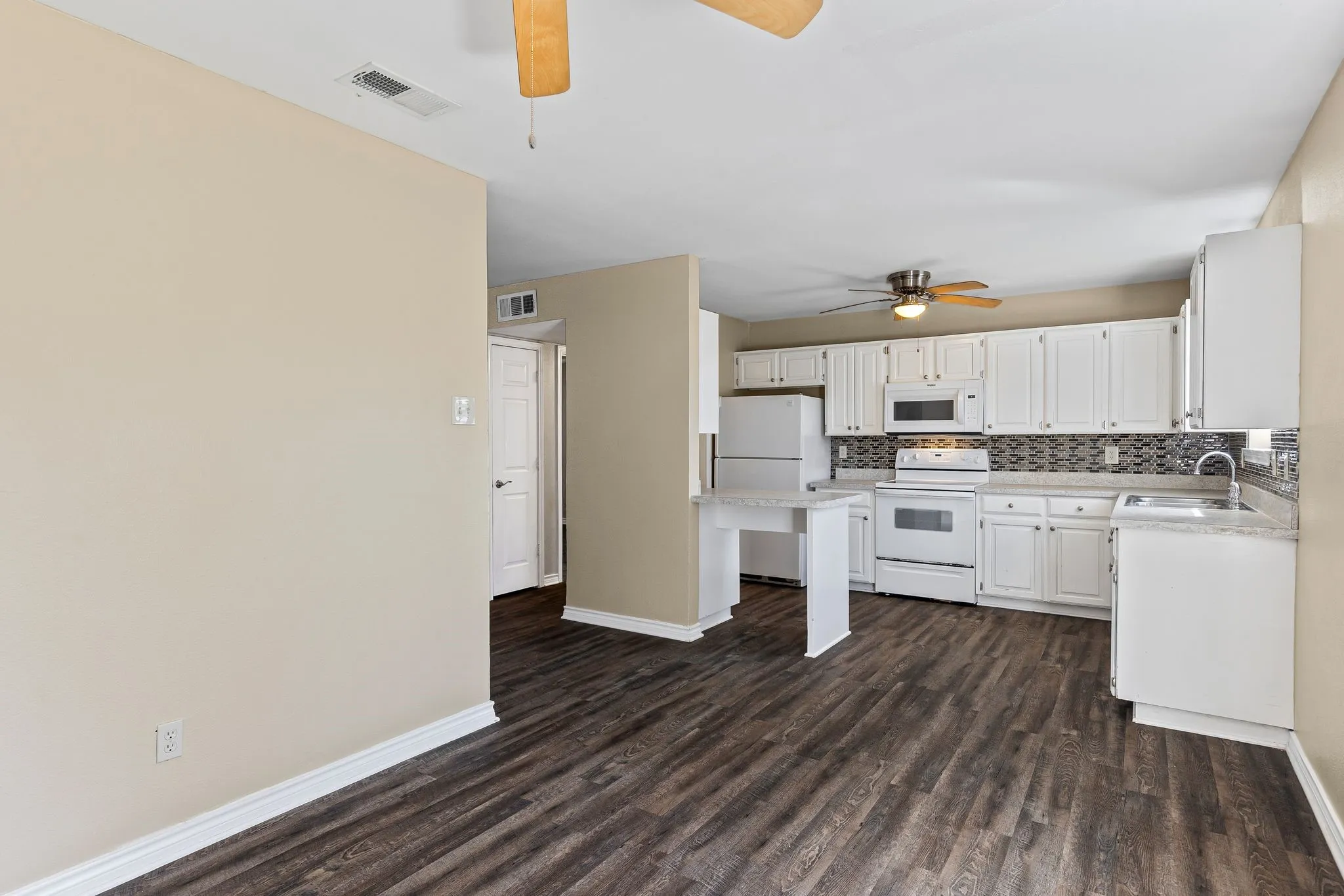 Single Family Residence For Rent in Fannin County , 207 E Travis Street, Leonard, Texas 75452, 3 Bedroom, 2 Bathroom, Garage spaces, 1,560 Sqft, built in 1998, mls#21359973, Real Estate Agent in Leonard, Homes For Rent in Fannin county, Homes For Rent in Leonard, Realtor in Leonard Texas, Real Estate Brokerage Independent Realty Texas, Luminita Cordes Realtor