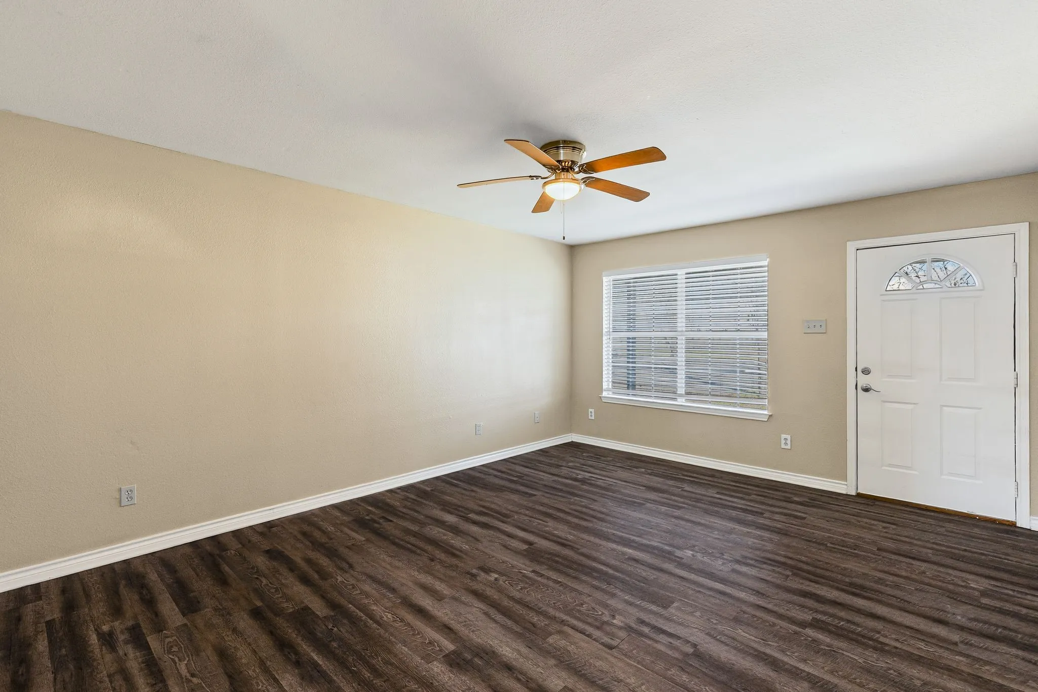 Single Family Residence For Rent in Fannin County , 207 E Travis Street, Leonard, Texas 75452, 3 Bedroom, 2 Bathroom, Garage spaces, 1,560 Sqft, built in 1998, mls#21359973, Real Estate Agent in Leonard, Homes For Rent in Fannin county, Homes For Rent in Leonard, Realtor in Leonard Texas, Real Estate Brokerage Independent Realty Texas, Luminita Cordes Realtor