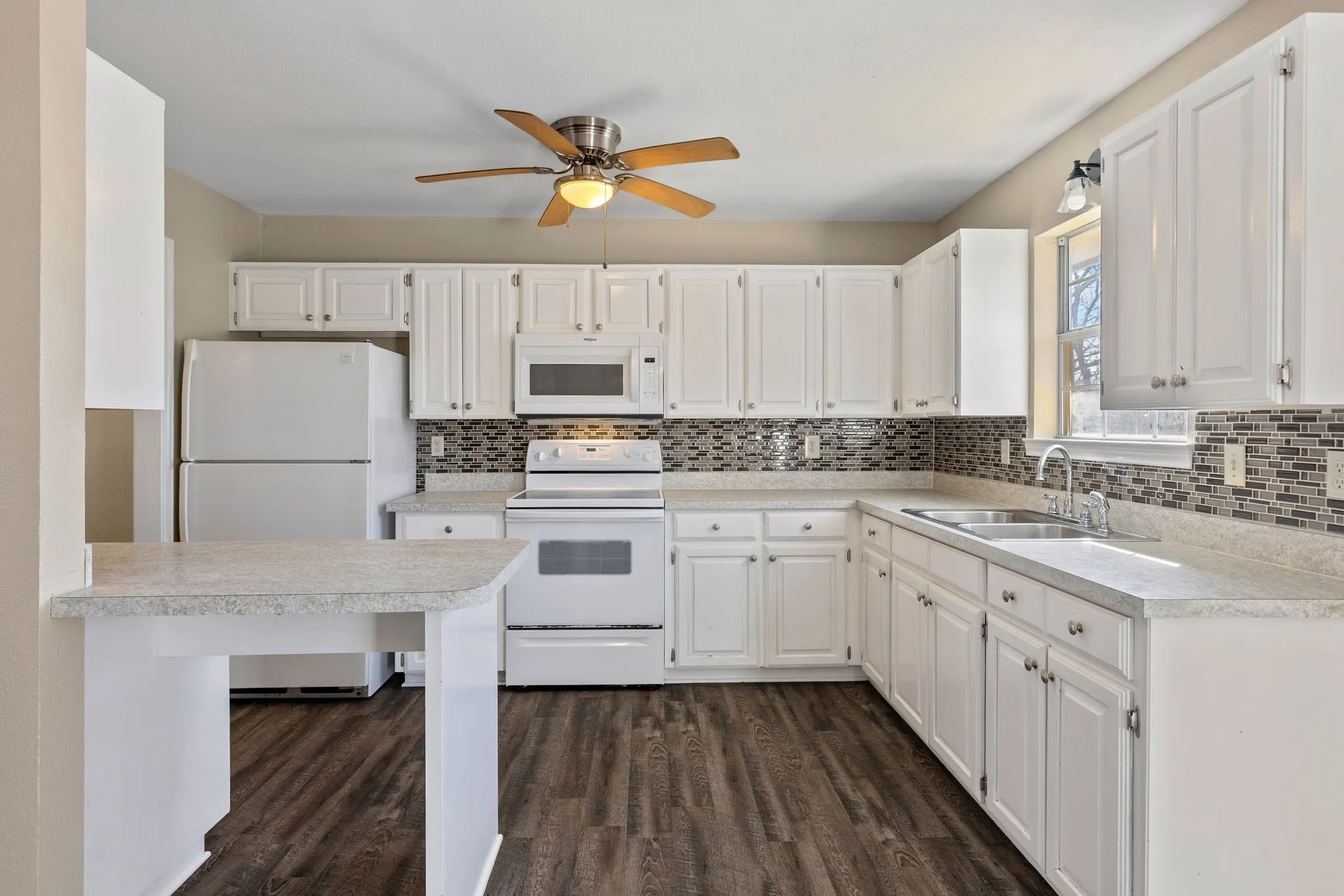 Single Family Residence For Rent in Fannin County , 207 E Travis Street, Leonard, Texas 75452, 3 Bedroom, 2 Bathroom, Garage spaces, 1,560 Sqft, built in 1998, mls#21359973, Real Estate Agent in Leonard, Homes For Rent in Fannin county, Homes For Rent in Leonard, Realtor in Leonard Texas, Real Estate Brokerage Independent Realty Texas, Luminita Cordes Realtor
